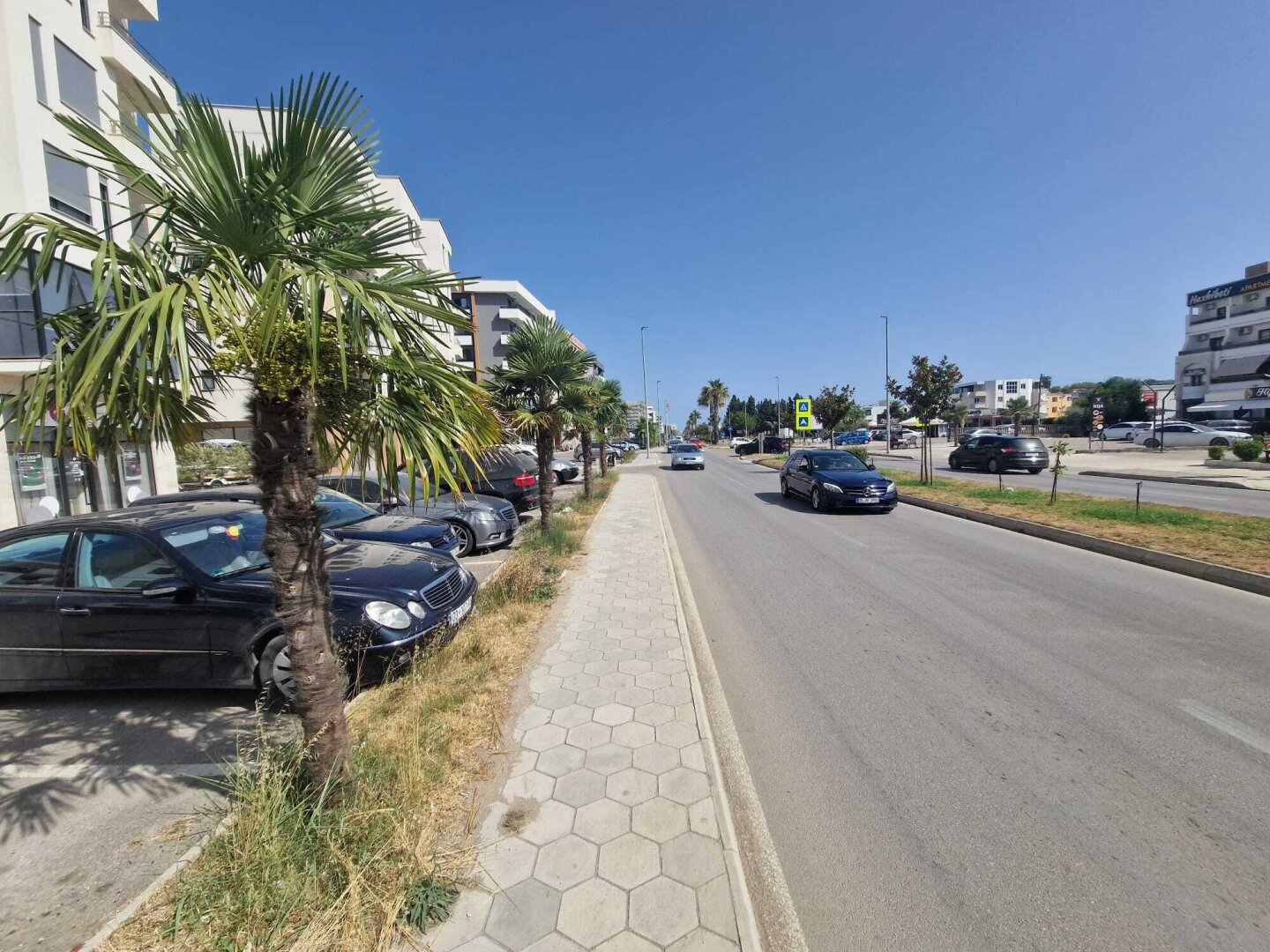 Komplett möblierte 2-Zimmer-Wohnung mit Balkon, Lift und Klimaanlage in Montenegro