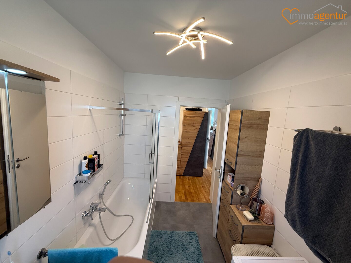 Wohnen ohne Kompromisse! Barrierefrei zugängliche exklusive 3 Zimmer  Wohnung mit Loggia & Tiefgarage in Kleinmünchen