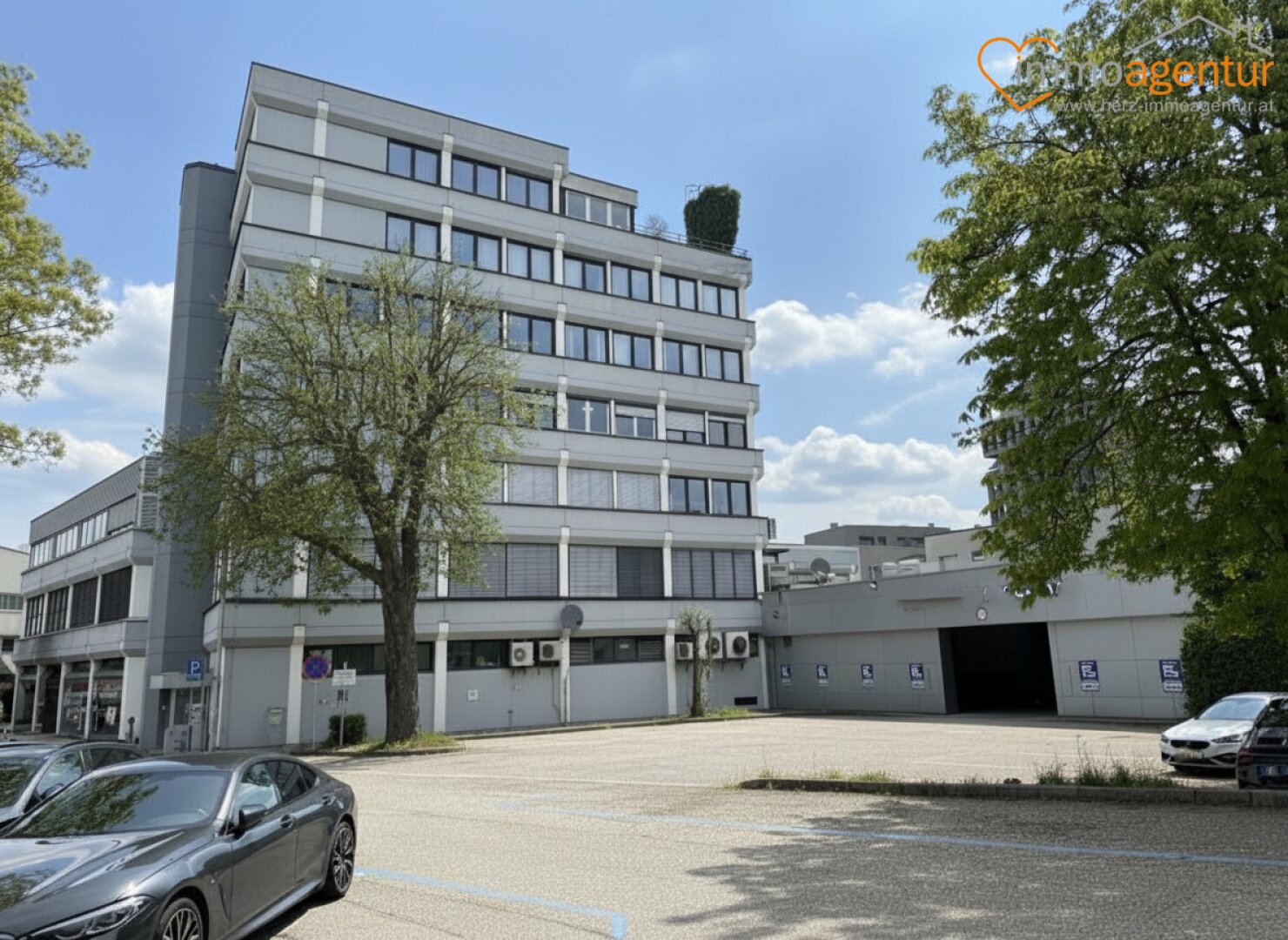Großzügige Liegenschaft mit komfortabler Erreichbarkeit und praktischem Umfeld