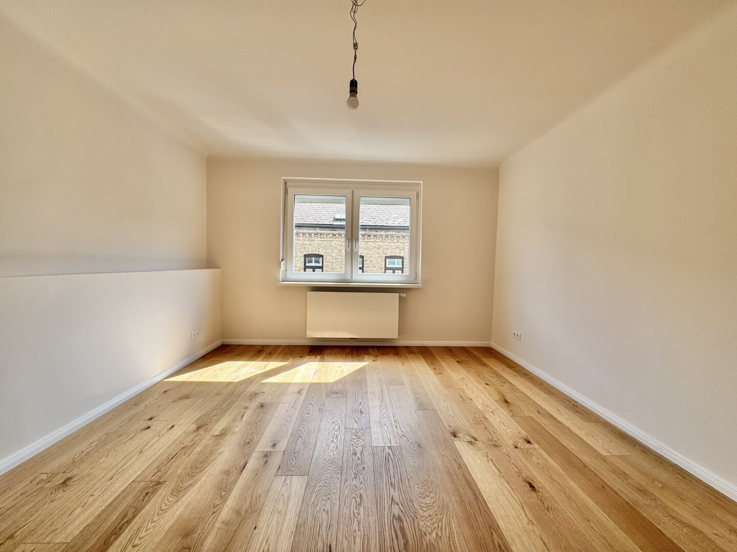HOCHWERTIG GENERALSANIERTE 2 ZIMMER + LOGGIA NÄHE ELTERLEINPLATZ