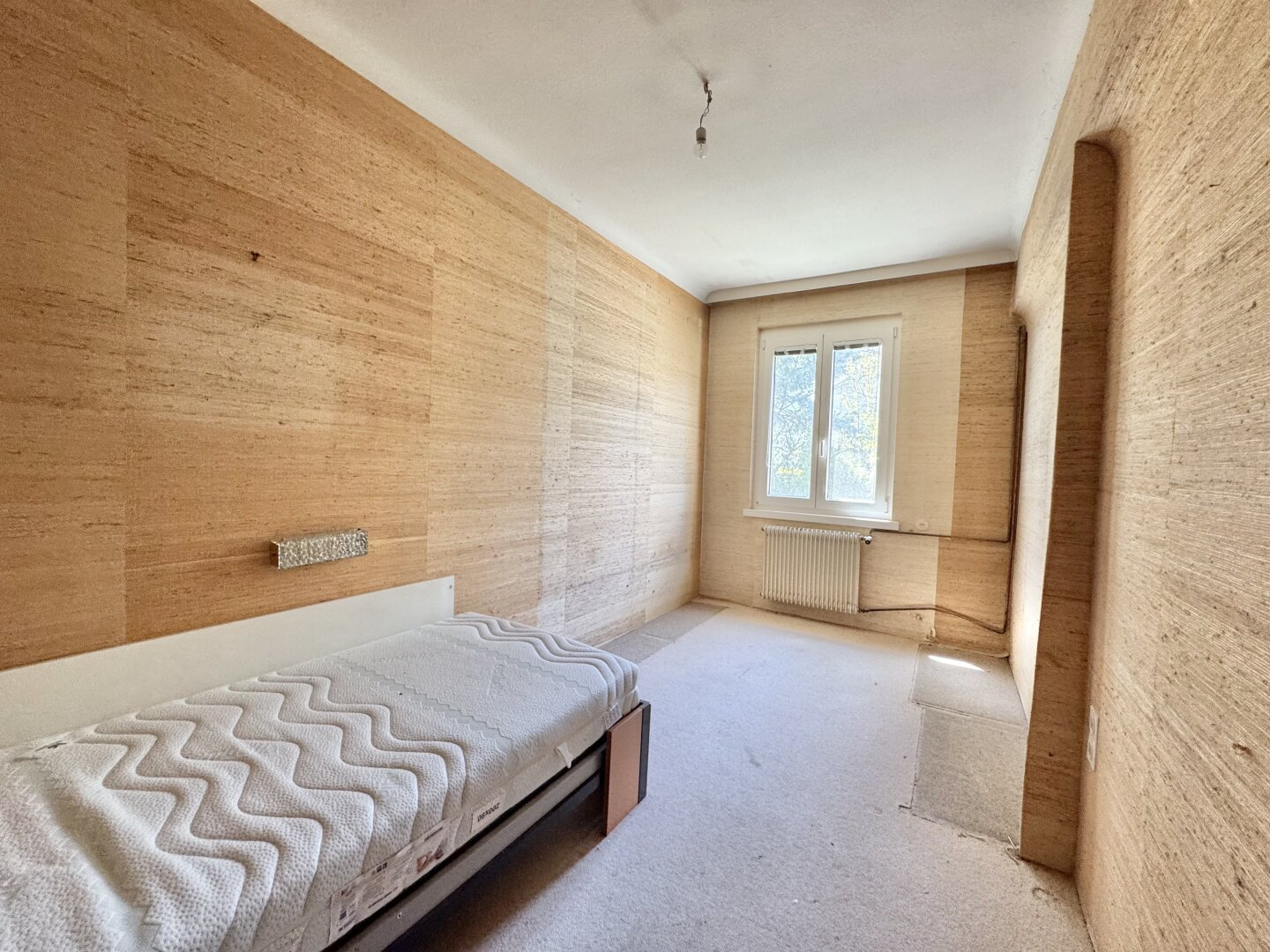 GROSSZÜGIGE 6 ZIMMER WOHNUNG MIT BALKON IN NEUSTIFT AM WALDE - SANIERUNGSBEDÜRFTIG