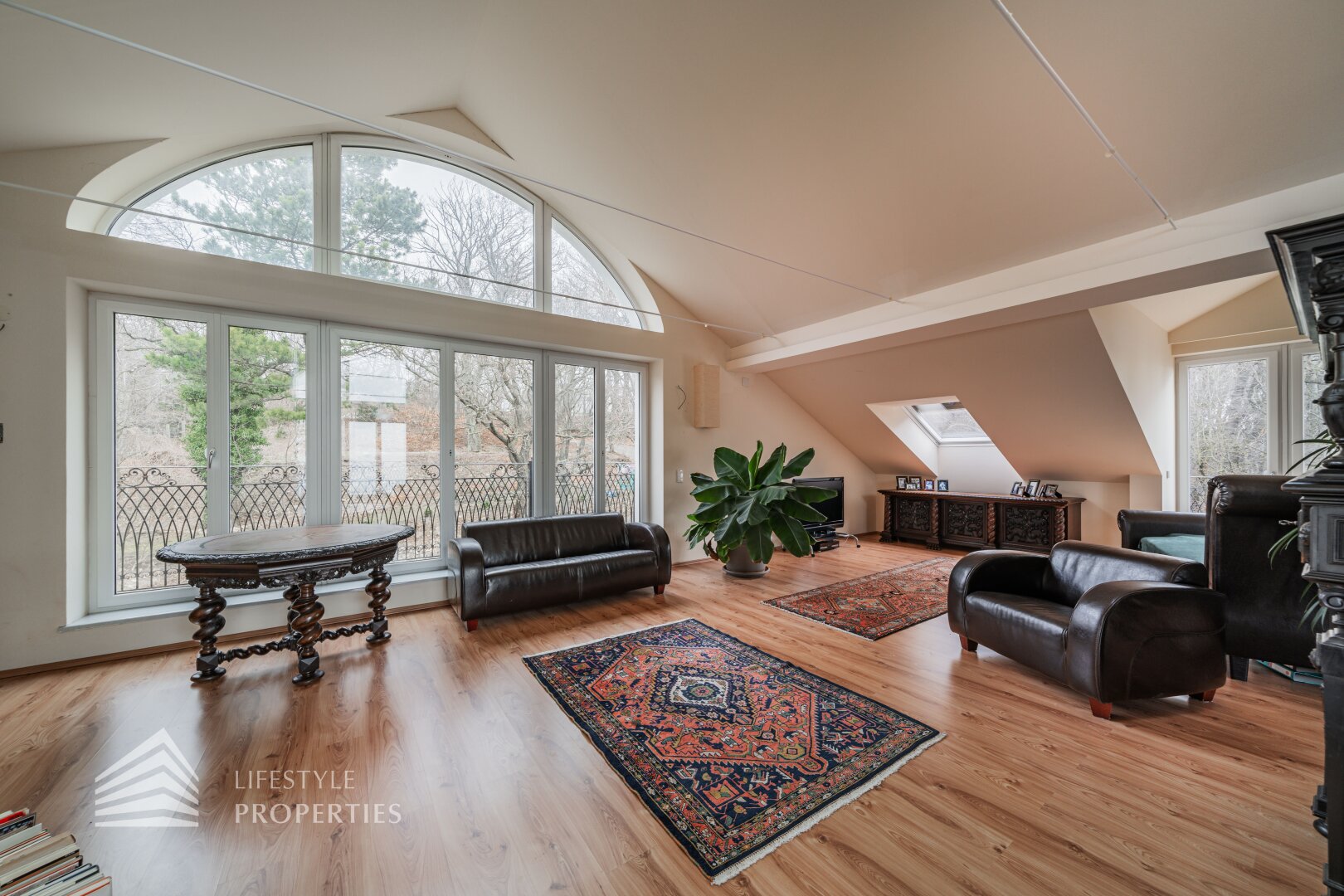 Luxuriöse Parkvilla mit einzigartigem Fernblick am Kahlenberg