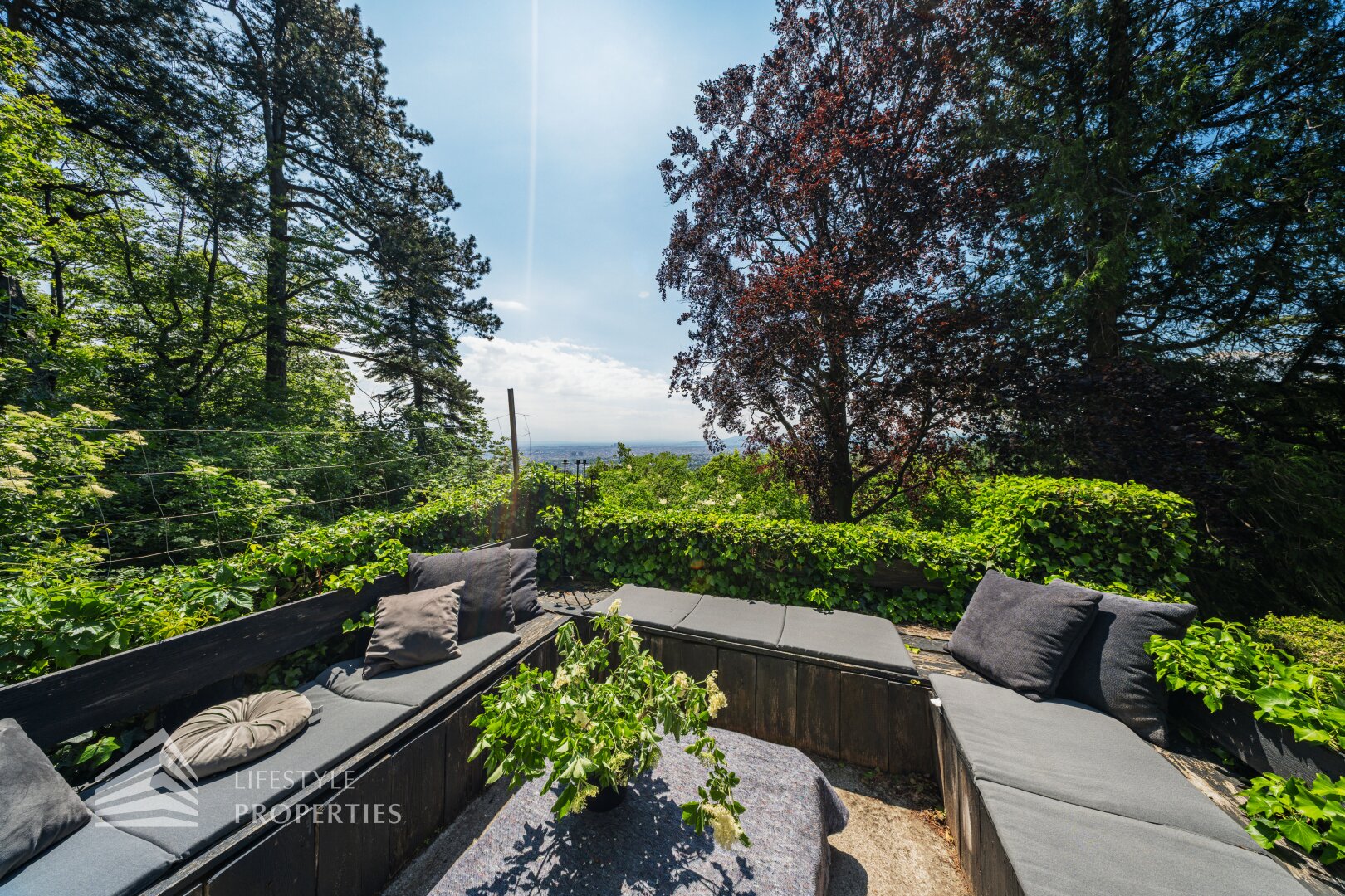 Luxuriöse Parkvilla mit einzigartigem Fernblick am Kahlenberg