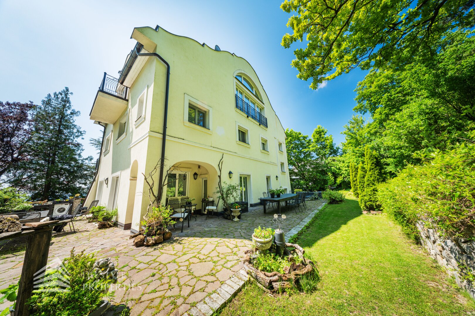 Luxuriöse Parkvilla mit einzigartigem Fernblick am Kahlenberg