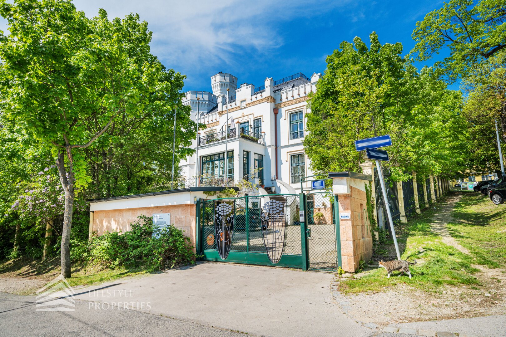 Luxuriöser 14- Zimmer Wohntraum mit Dachterrasse und Pool, Nähe Wilhelminenschloss