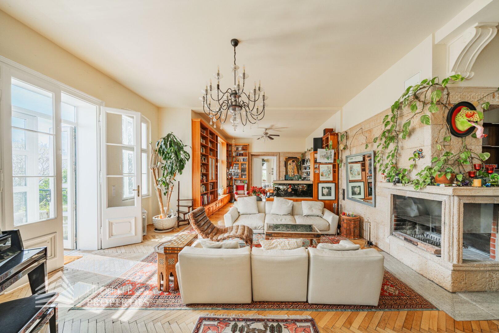Luxuriöser 14- Zimmer Wohntraum mit Dachterrasse und Pool, Nähe Wilhelminenschloss