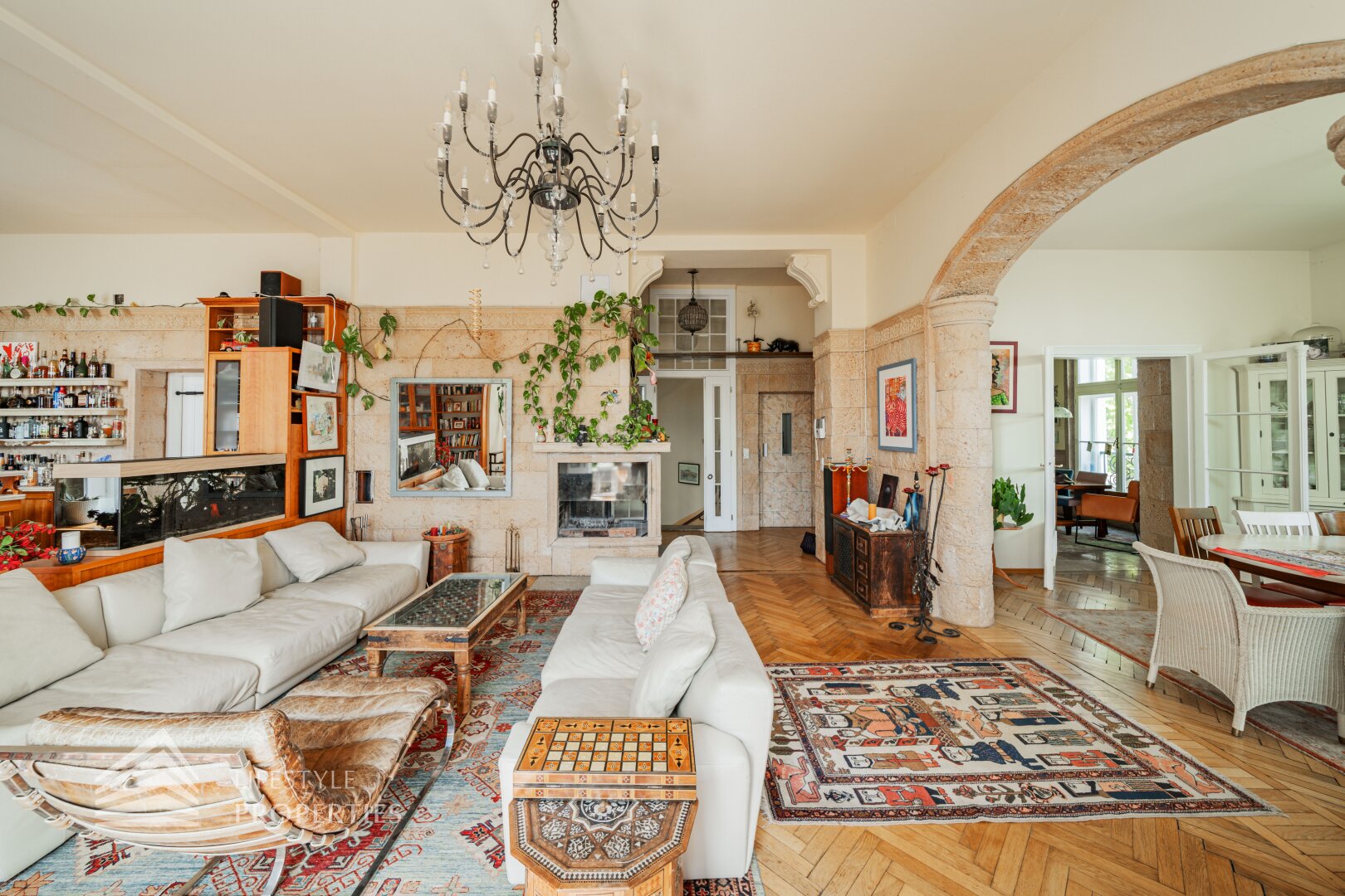 Luxuriöser 14- Zimmer Wohntraum mit Dachterrasse und Pool, Nähe Wilhelminenschloss