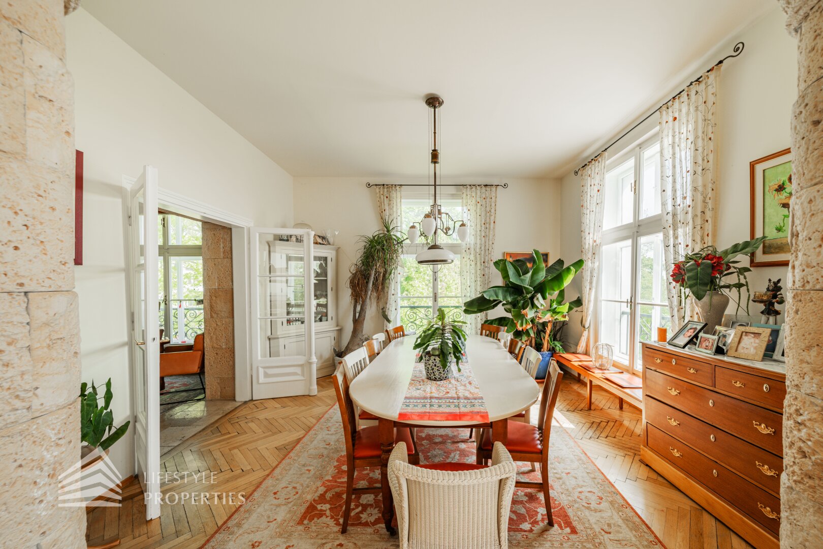 Luxuriöser 14- Zimmer Wohntraum mit Dachterrasse und Pool, Nähe Wilhelminenschloss