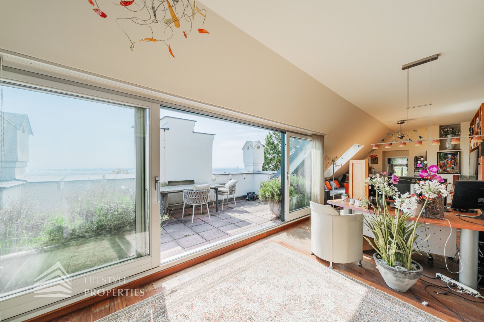 Luxuriöser 14- Zimmer Wohntraum mit Dachterrasse und Pool, Nähe Wilhelminenschloss