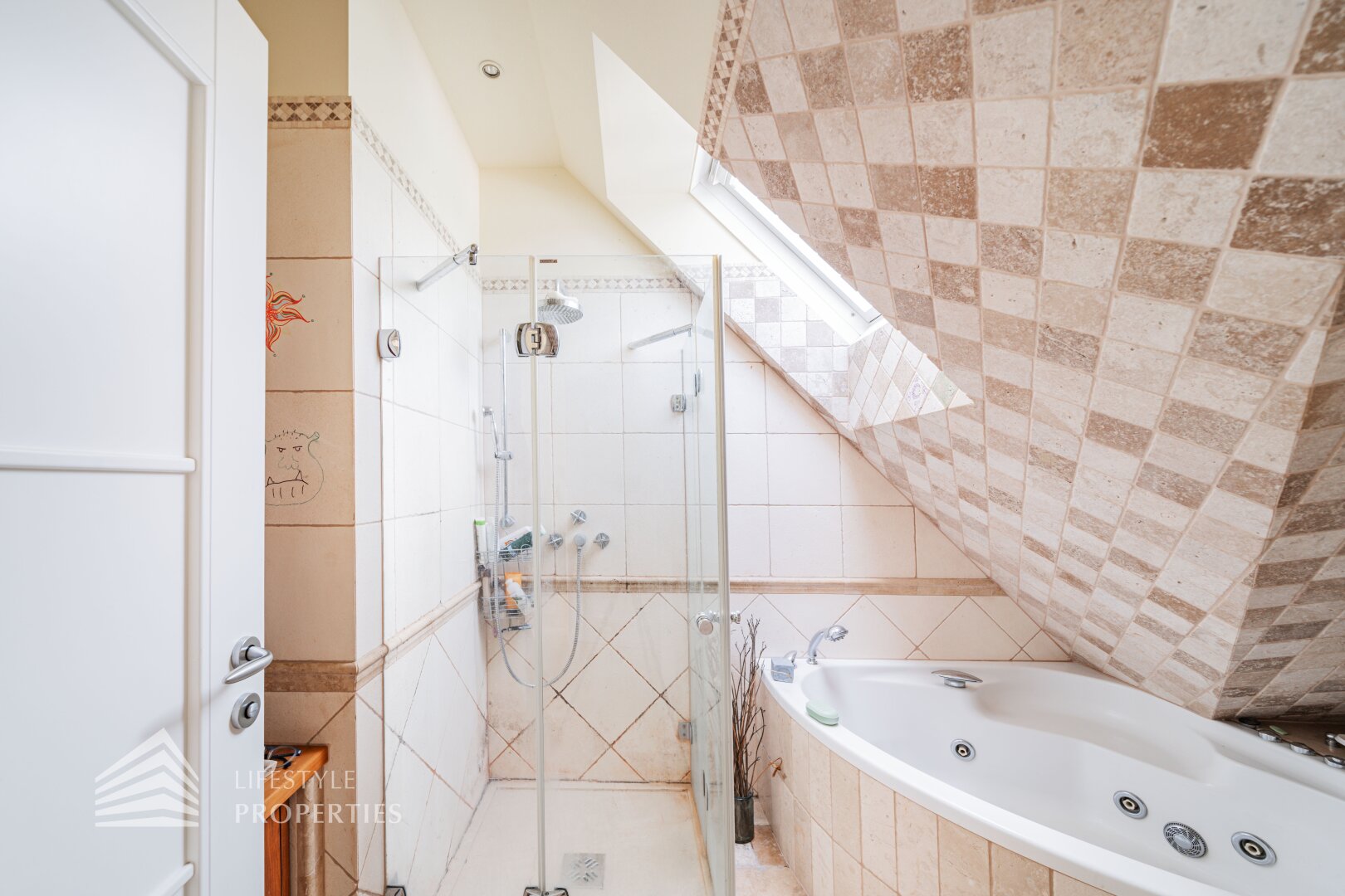 Luxuriöser 14- Zimmer Wohntraum mit Dachterrasse und Pool, Nähe Wilhelminenschloss