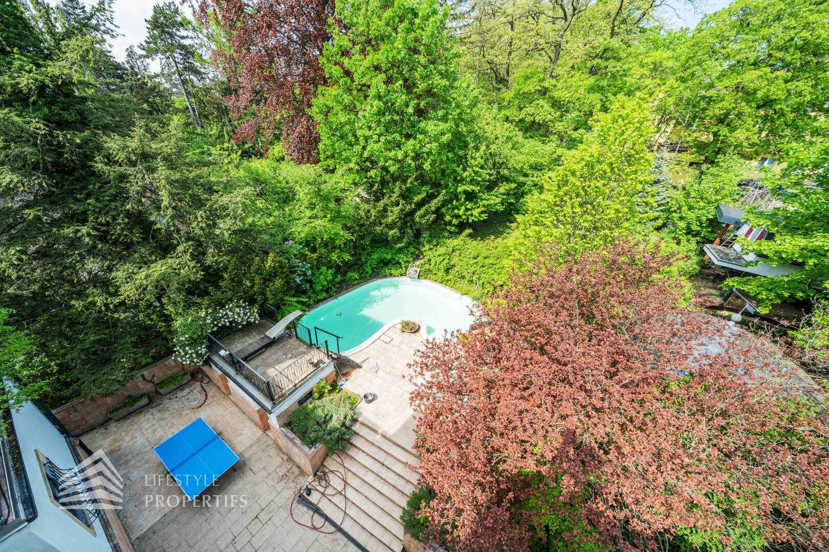 Luxuriöser 14- Zimmer Wohntraum mit Dachterrasse und Pool, Nähe Wilhelminenschloss