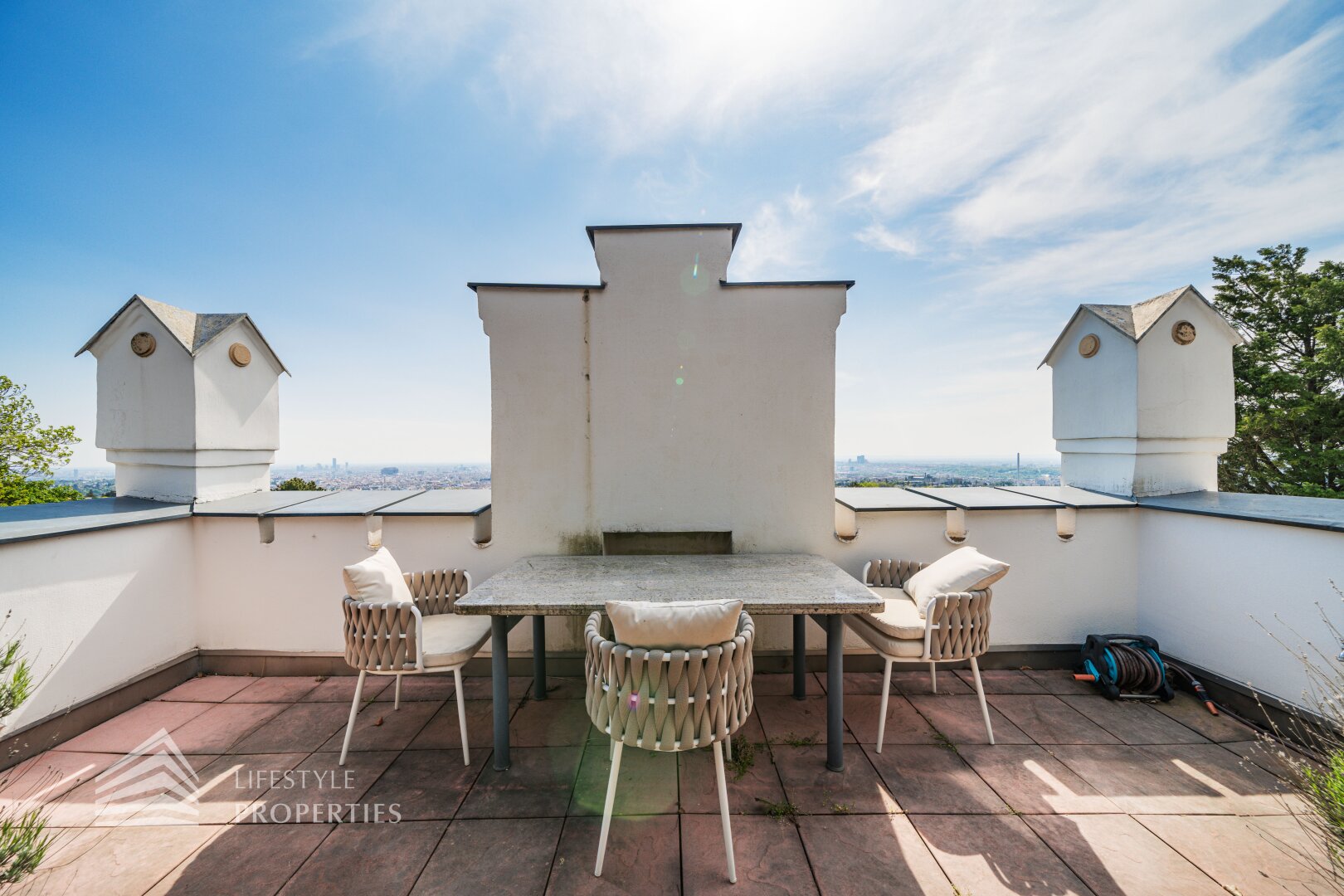 Luxuriöser 14- Zimmer Wohntraum mit Dachterrasse und Pool, Nähe Wilhelminenschloss