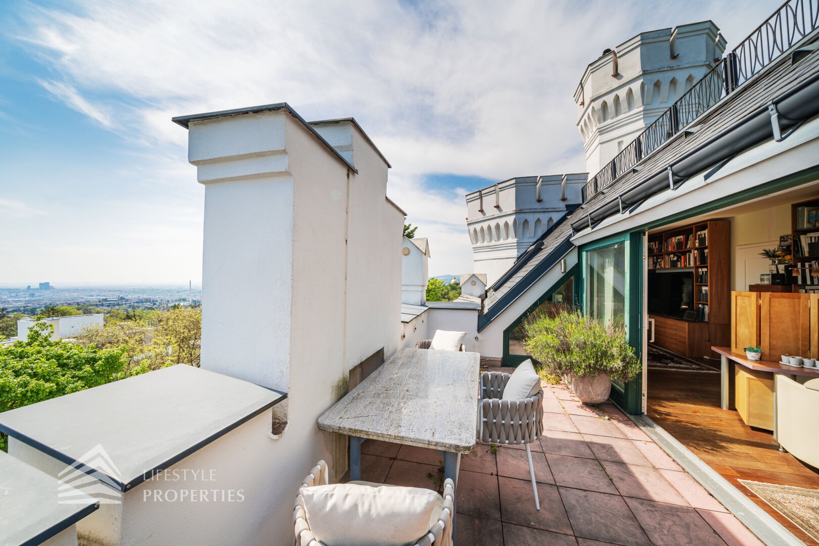 Luxuriöser 14- Zimmer Wohntraum mit Dachterrasse und Pool, Nähe Wilhelminenschloss