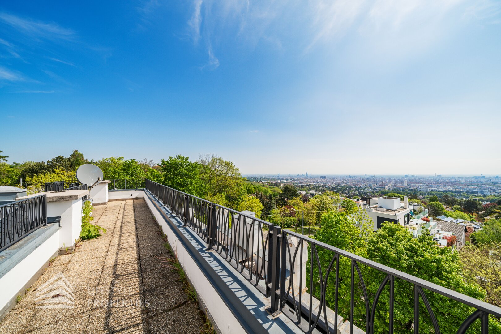 Luxuriöser 14- Zimmer Wohntraum mit Dachterrasse und Pool, Nähe Wilhelminenschloss