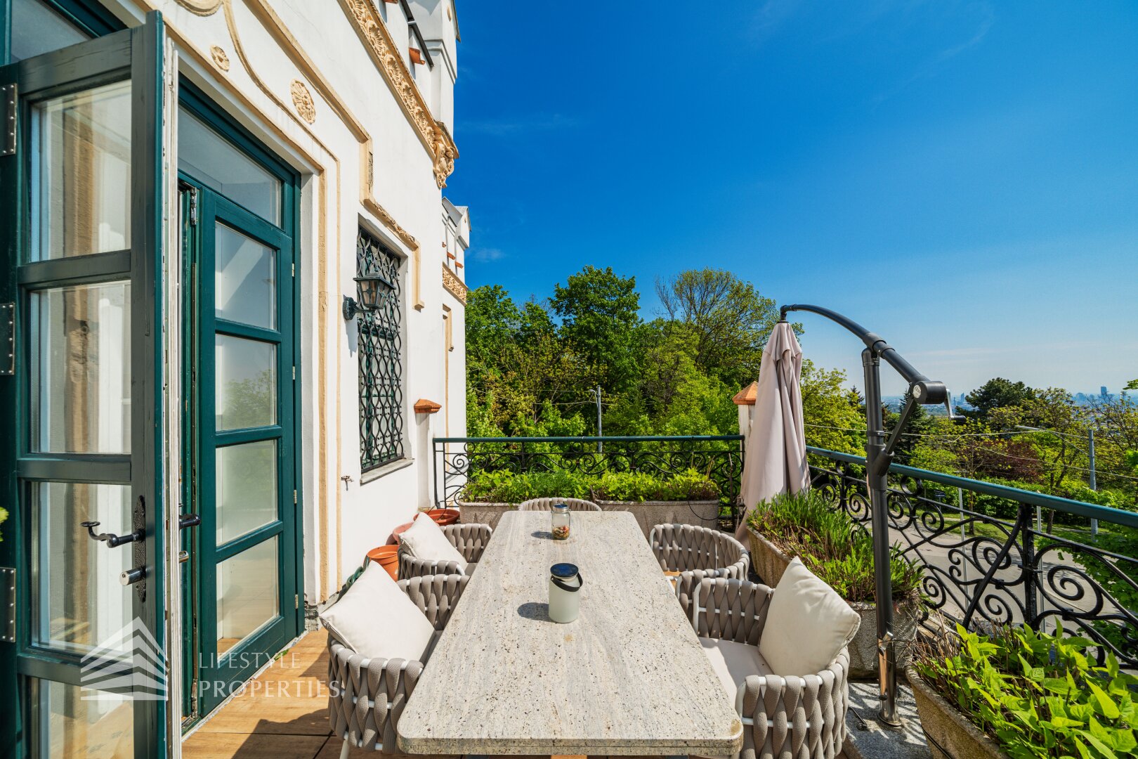 Luxuriöser 14- Zimmer Wohntraum mit Dachterrasse und Pool, Nähe Wilhelminenschloss