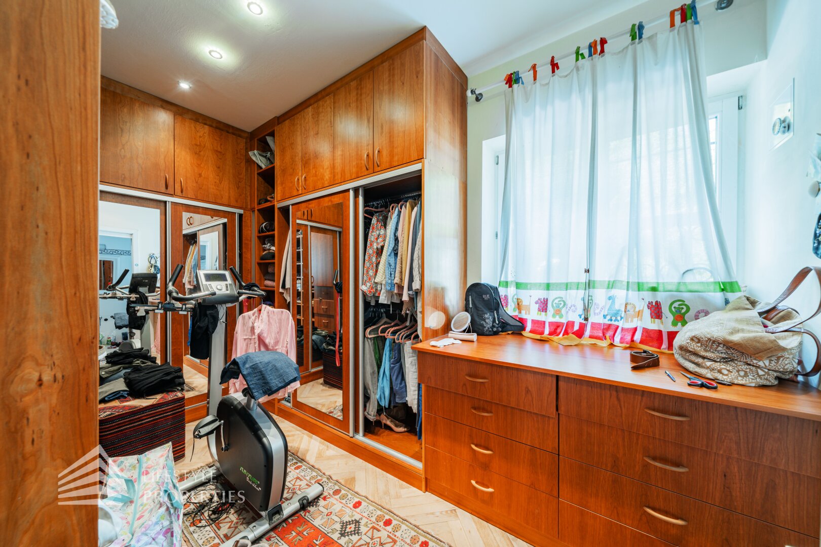 Luxuriöser 14- Zimmer Wohntraum mit Dachterrasse und Pool, Nähe Wilhelminenschloss