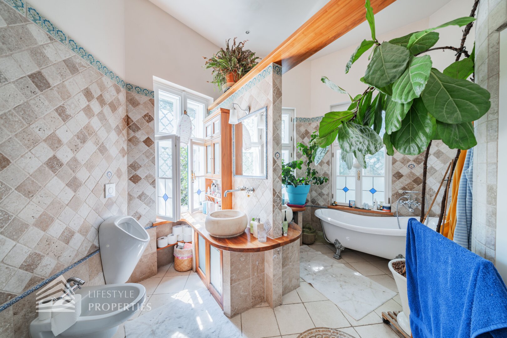 Luxuriöser 14- Zimmer Wohntraum mit Dachterrasse und Pool, Nähe Wilhelminenschloss