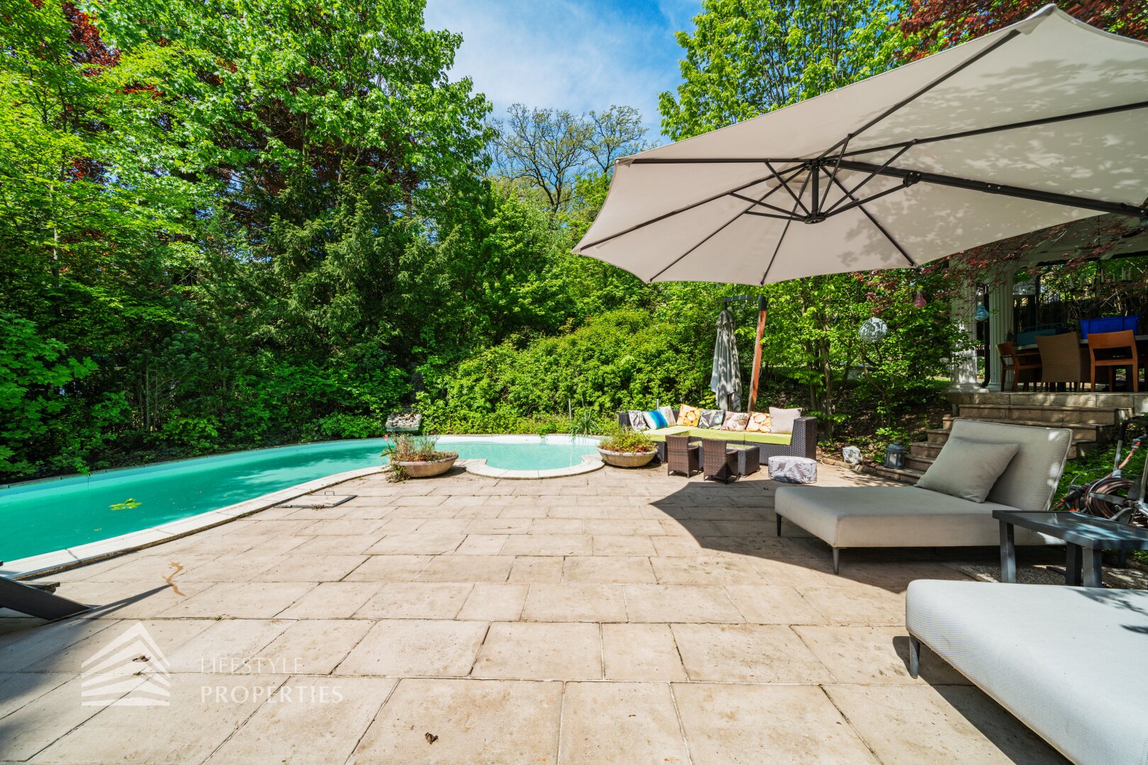 Luxuriöser 14- Zimmer Wohntraum mit Dachterrasse und Pool, Nähe Wilhelminenschloss