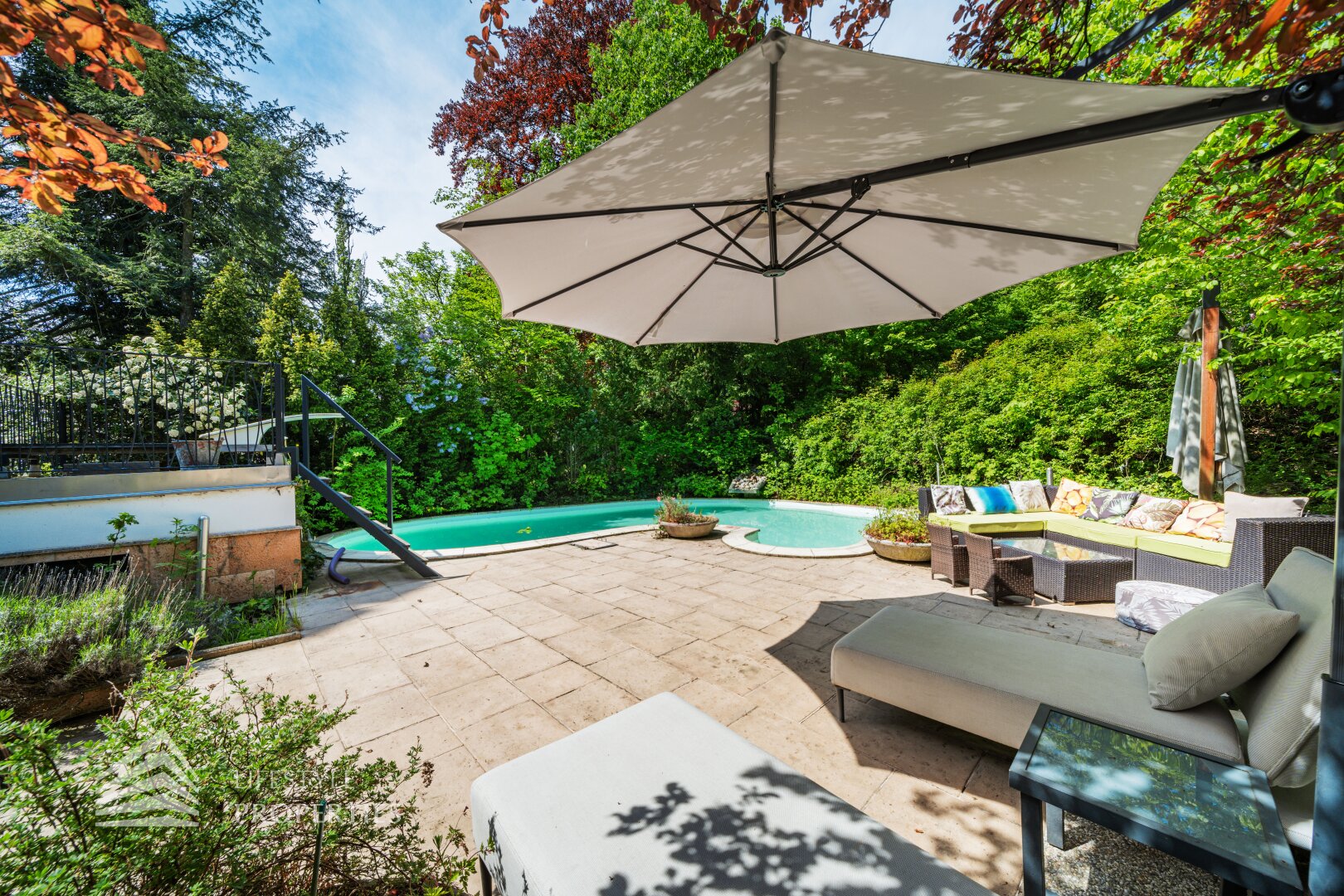 Luxuriöser 14- Zimmer Wohntraum mit Dachterrasse und Pool, Nähe Wilhelminenschloss