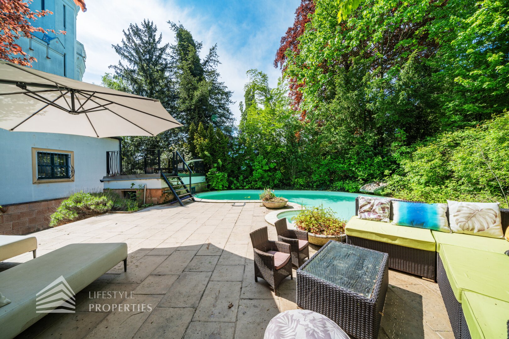 Luxuriöser 14- Zimmer Wohntraum mit Dachterrasse und Pool, Nähe Wilhelminenschloss