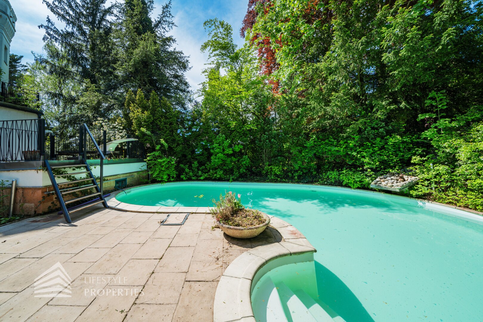Luxuriöser 14- Zimmer Wohntraum mit Dachterrasse und Pool, Nähe Wilhelminenschloss