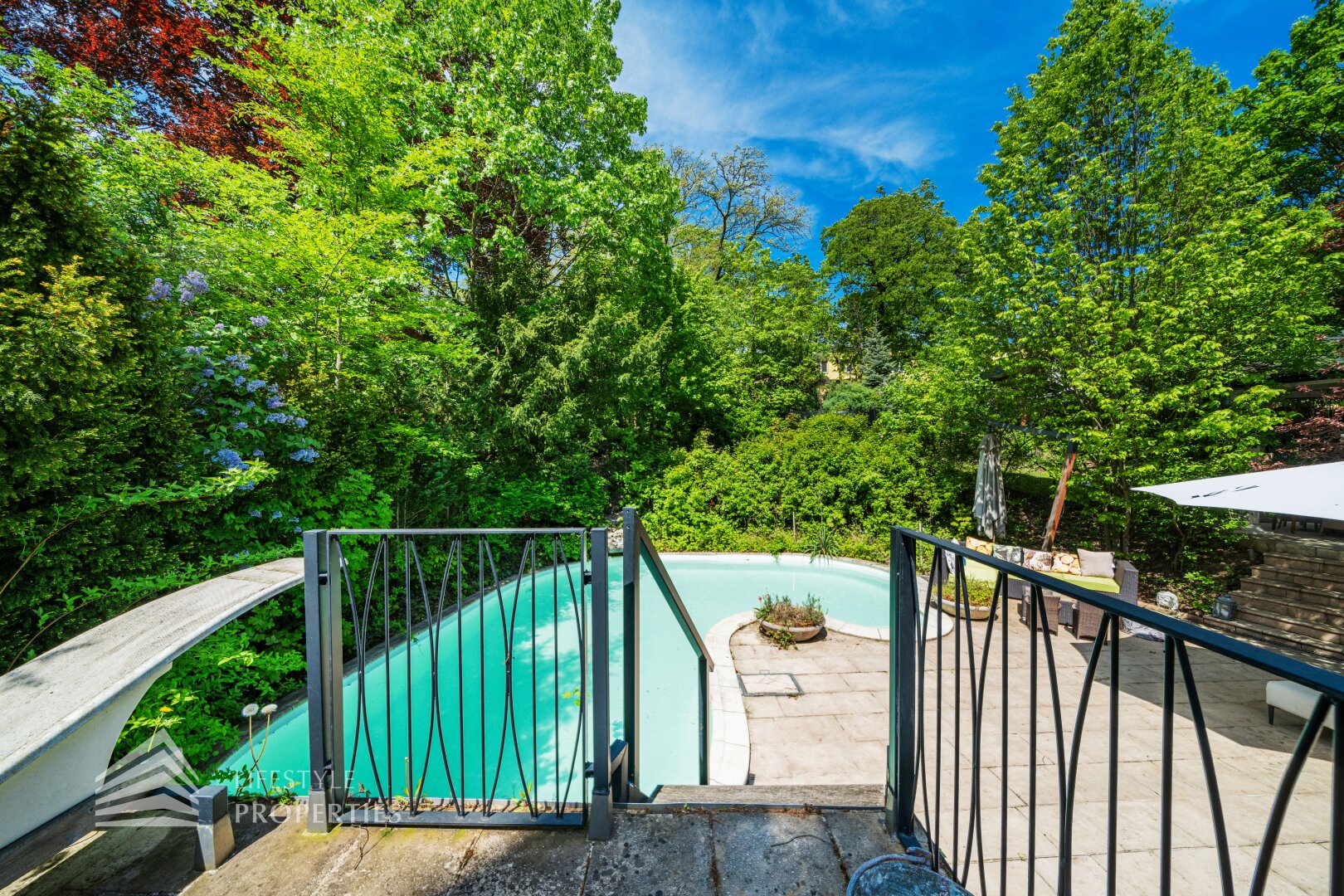 Luxuriöser 14- Zimmer Wohntraum mit Dachterrasse und Pool, Nähe Wilhelminenschloss