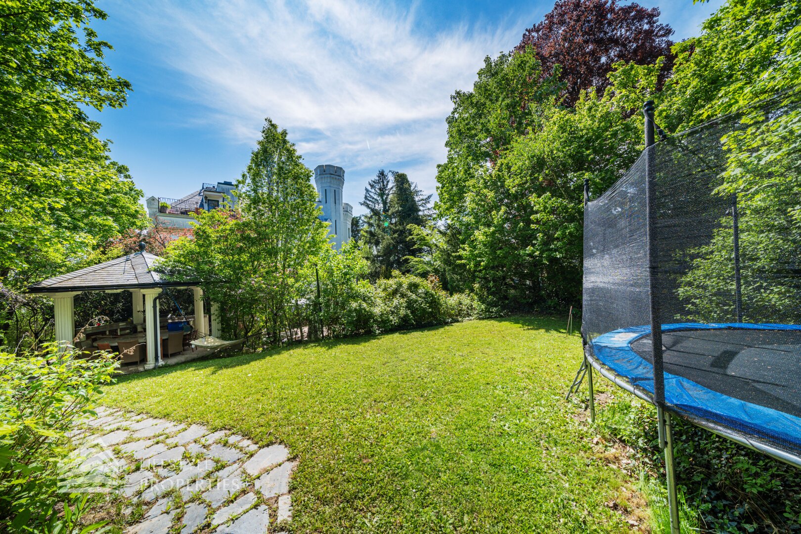 Luxuriöser 14- Zimmer Wohntraum mit Dachterrasse und Pool, Nähe Wilhelminenschloss