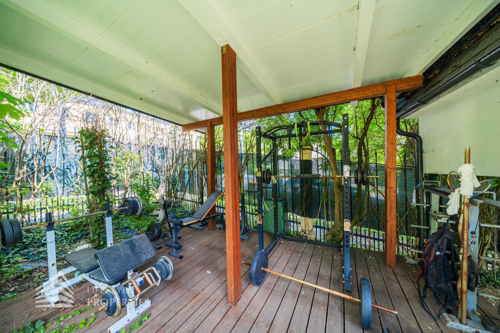 Luxuriöser 14- Zimmer Wohntraum mit Dachterrasse und Pool, Nähe Wilhelminenschloss