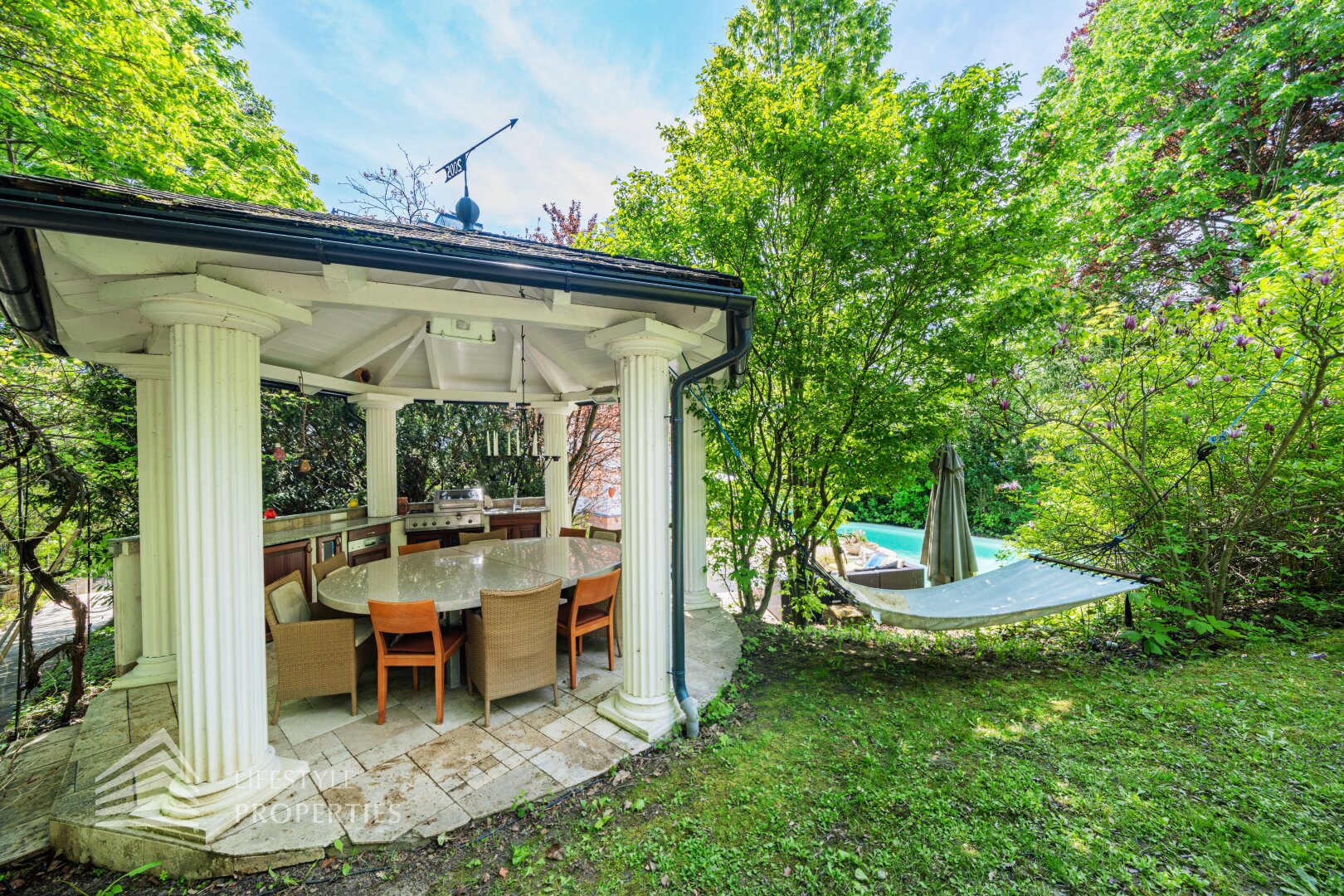 Luxuriöser 14- Zimmer Wohntraum mit Dachterrasse und Pool, Nähe Wilhelminenschloss