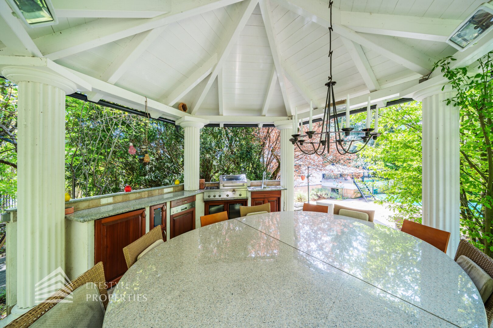 Luxuriöser 14- Zimmer Wohntraum mit Dachterrasse und Pool, Nähe Wilhelminenschloss