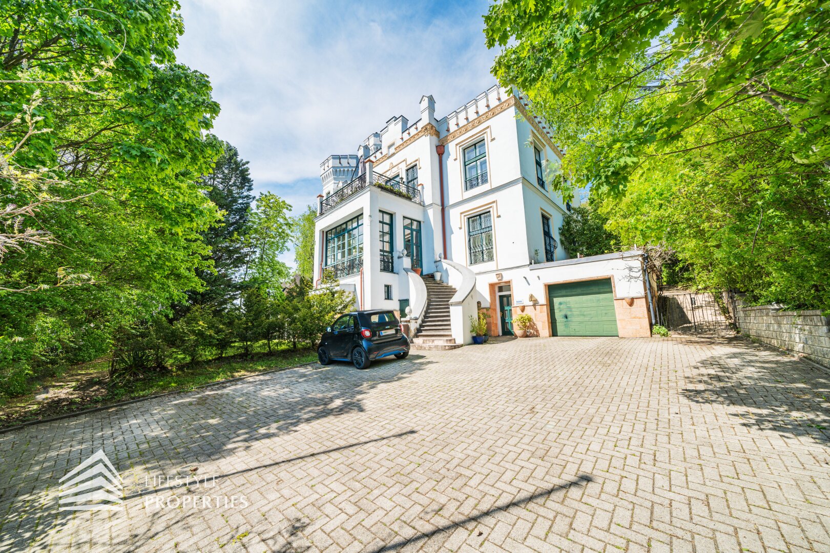 Luxuriöser 14- Zimmer Wohntraum mit Dachterrasse und Pool, Nähe Wilhelminenschloss