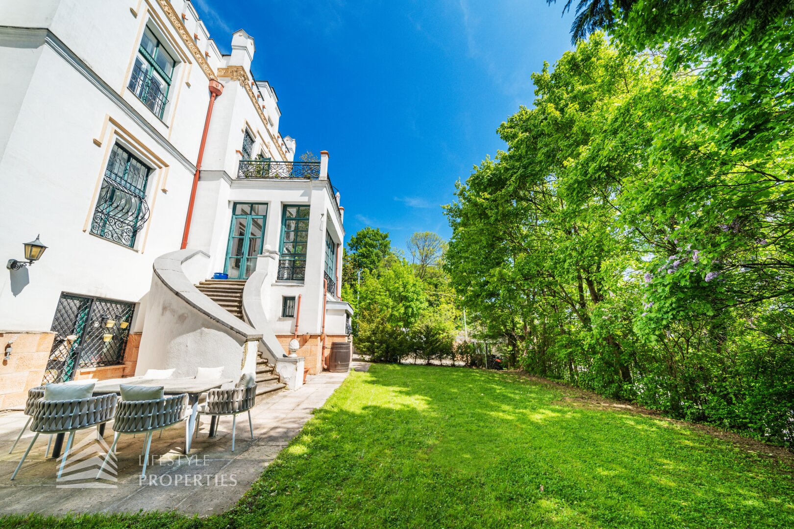 Luxuriöser 14- Zimmer Wohntraum mit Dachterrasse und Pool, Nähe Wilhelminenschloss