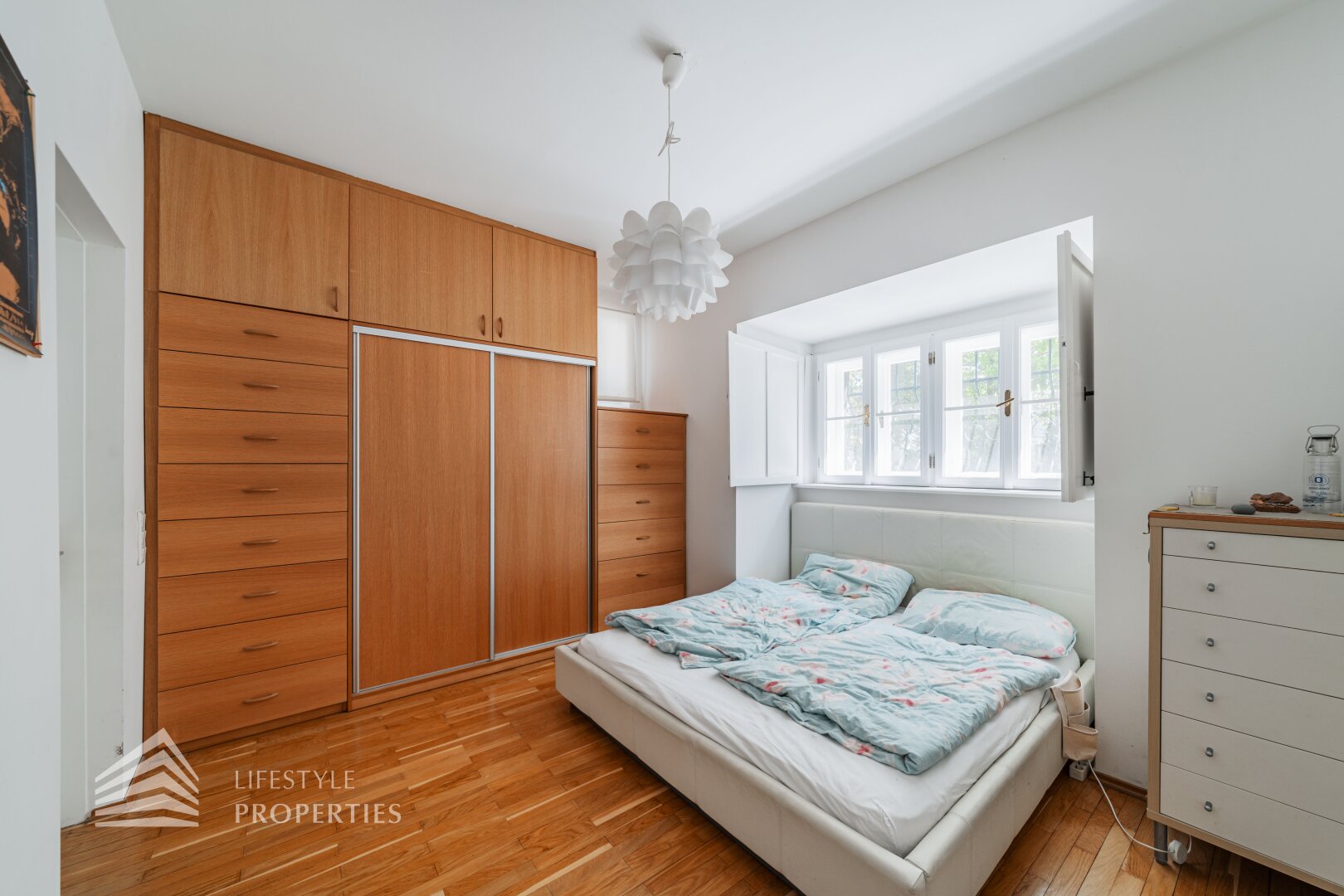 Luxuriöser 14- Zimmer Wohntraum mit Dachterrasse und Pool, Nähe Wilhelminenschloss