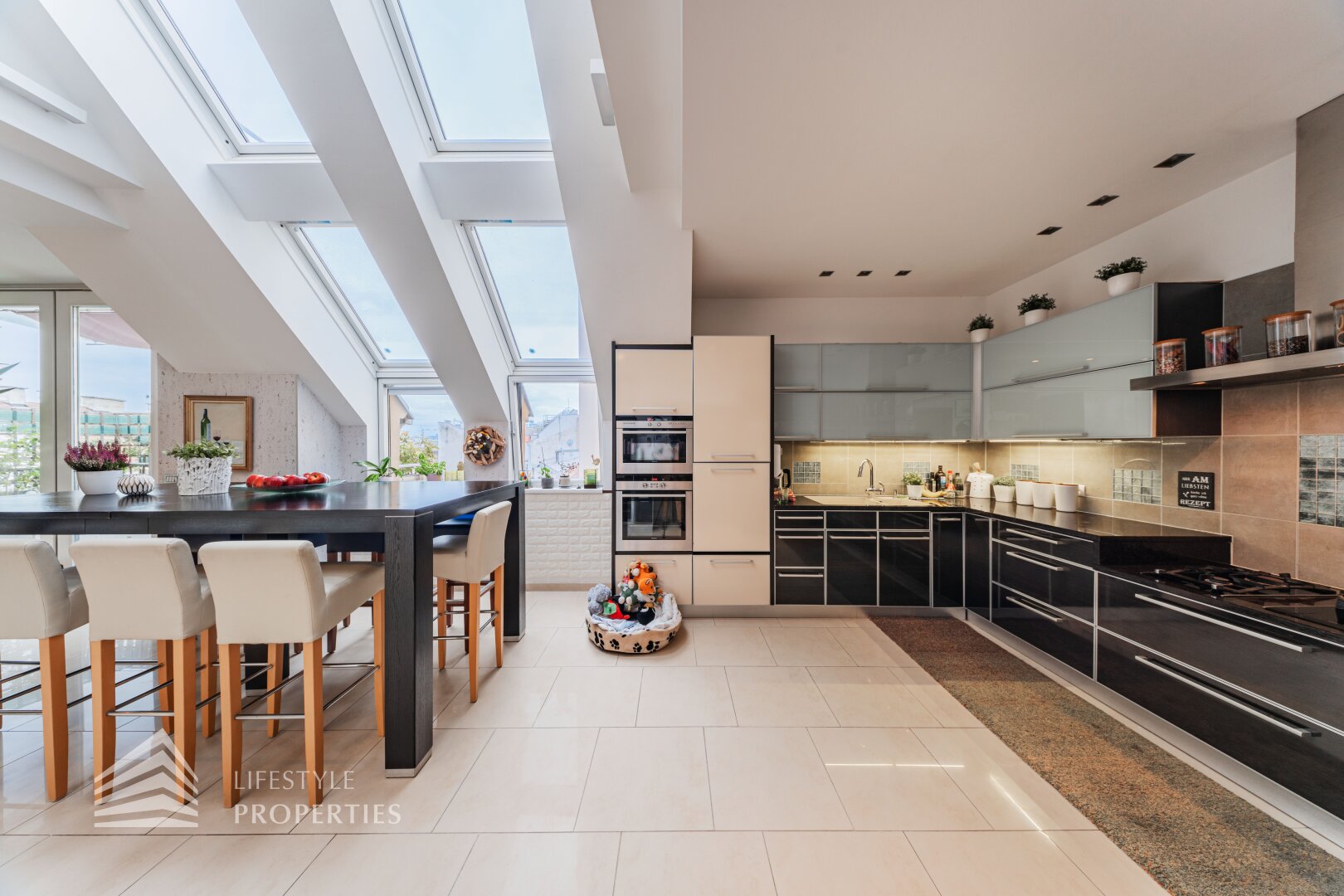 Exklusives Maisonette-Penthouse mit 3 Garagenplätzen, Nähe Augarten