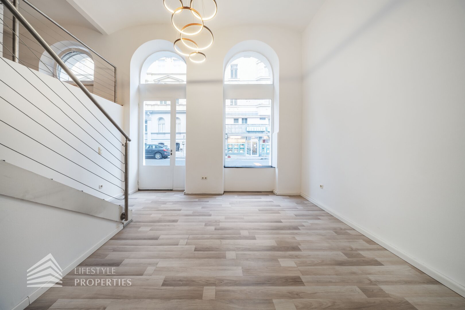 Elegantes Geschäftslokal mit Galerie