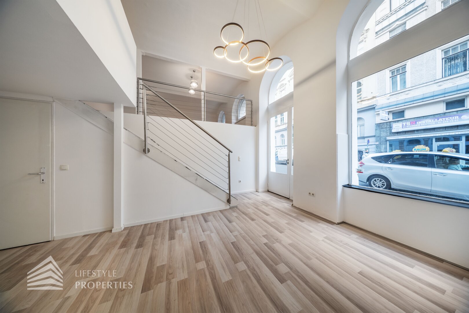 Elegantes Geschäftslokal mit Galerie