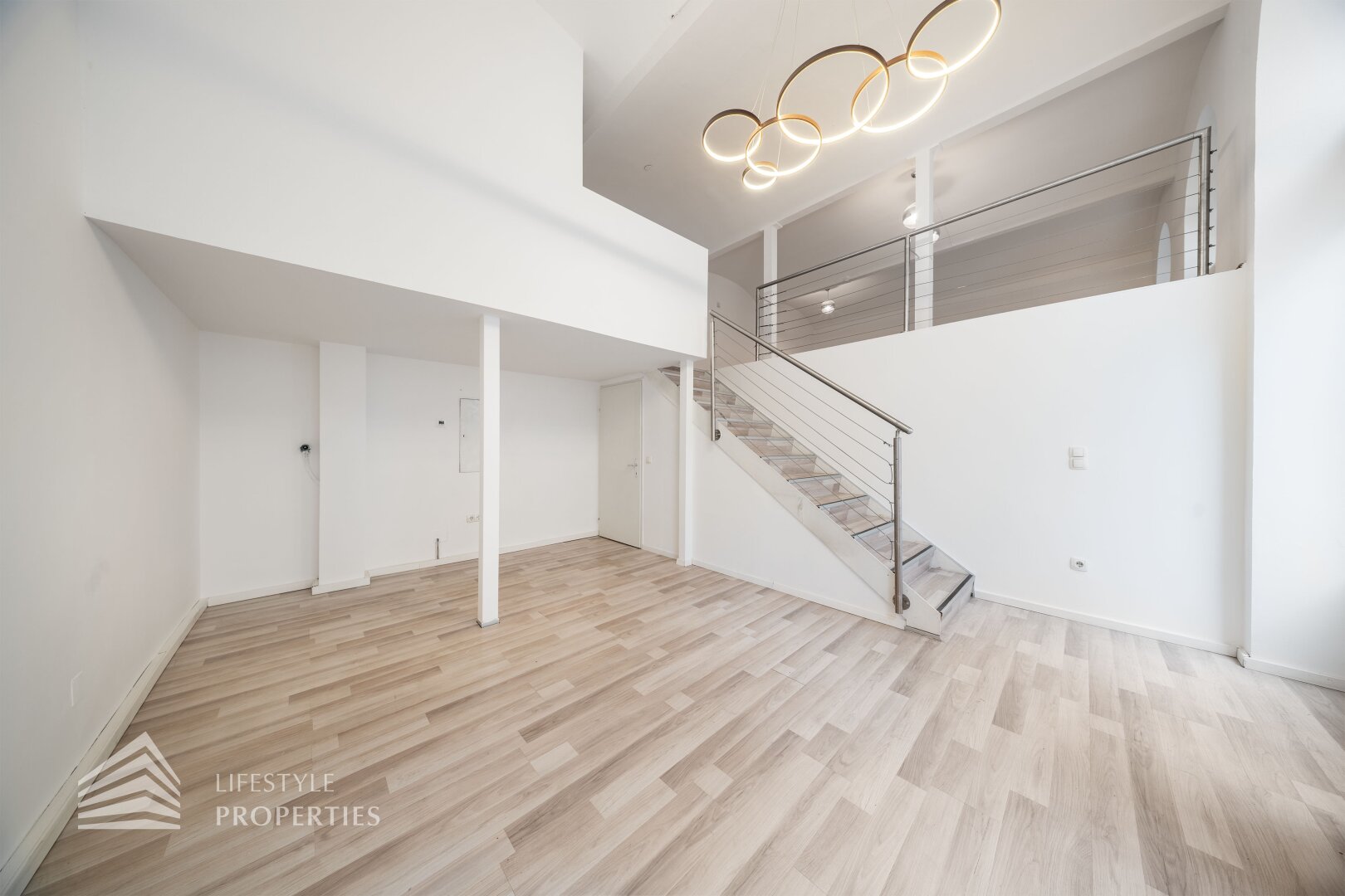 Elegantes Geschäftslokal mit Galerie