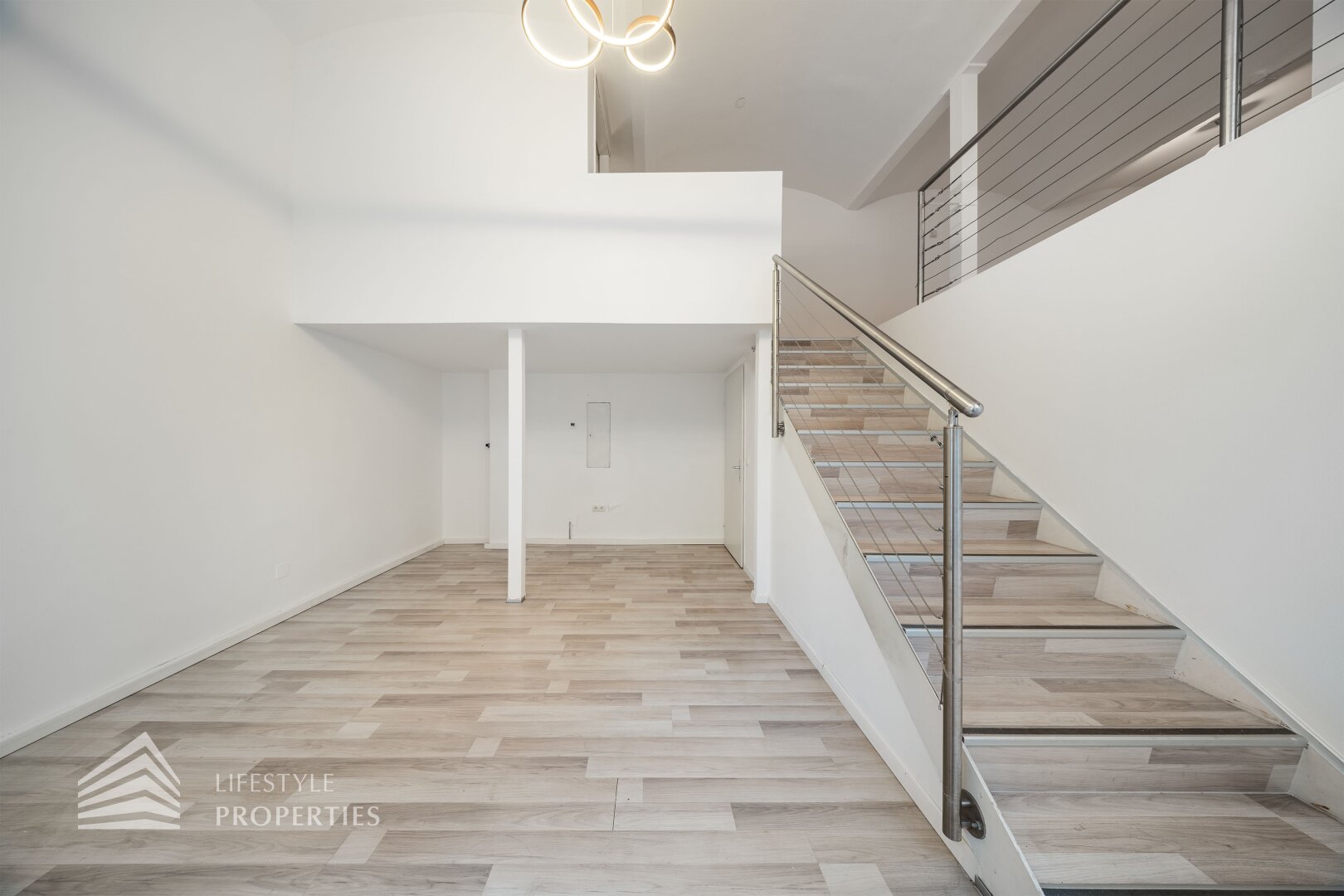 Elegantes Geschäftslokal mit Galerie