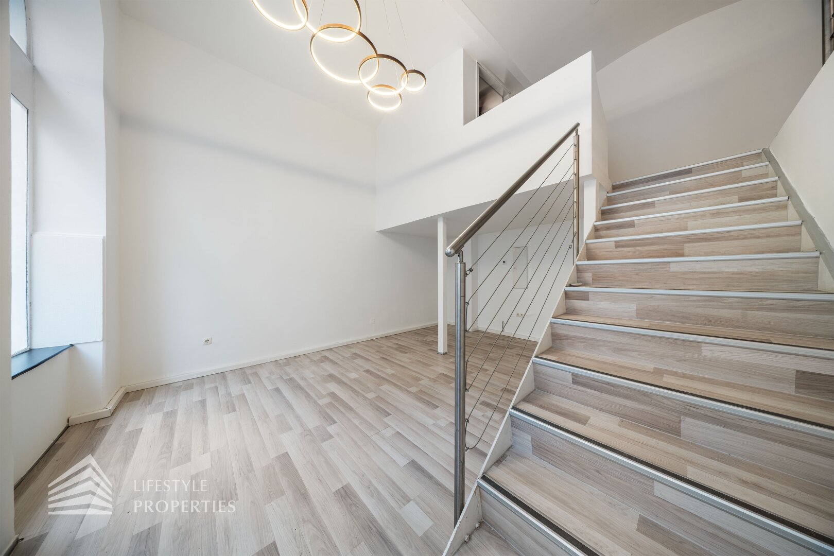 Elegantes Geschäftslokal mit Galerie