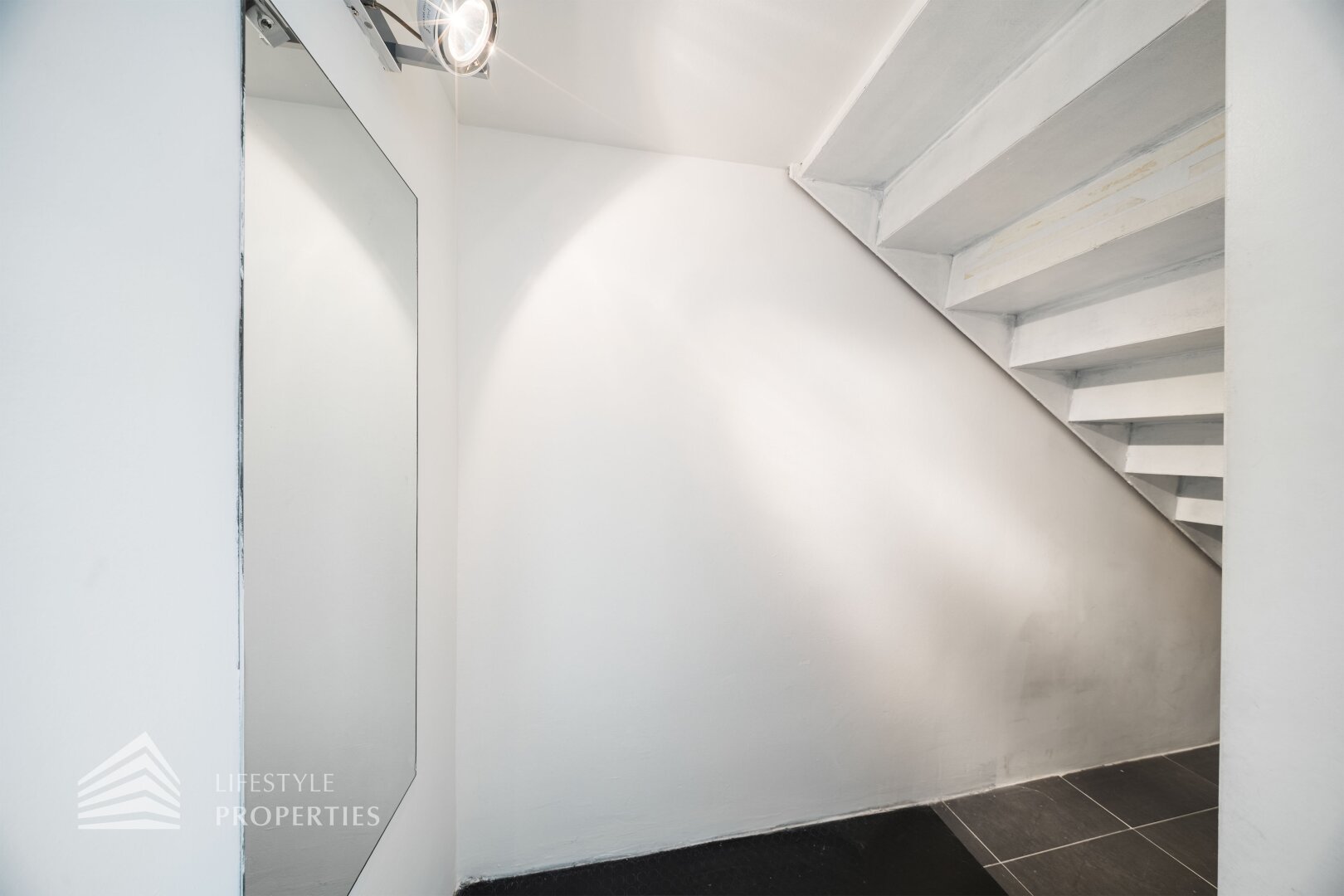 Elegantes Geschäftslokal mit Galerie