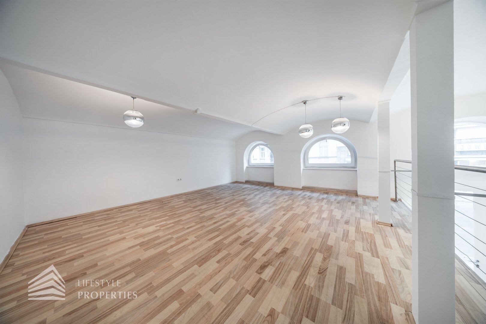Elegantes Geschäftslokal mit Galerie