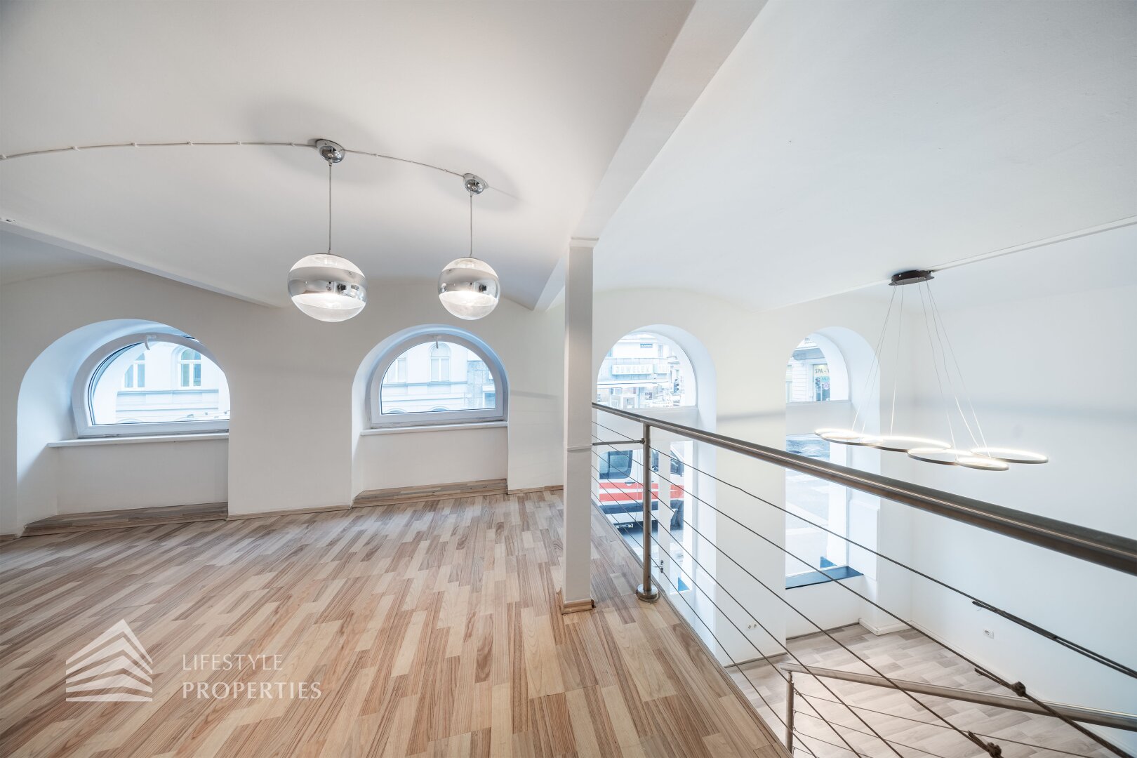Elegantes Geschäftslokal mit Galerie