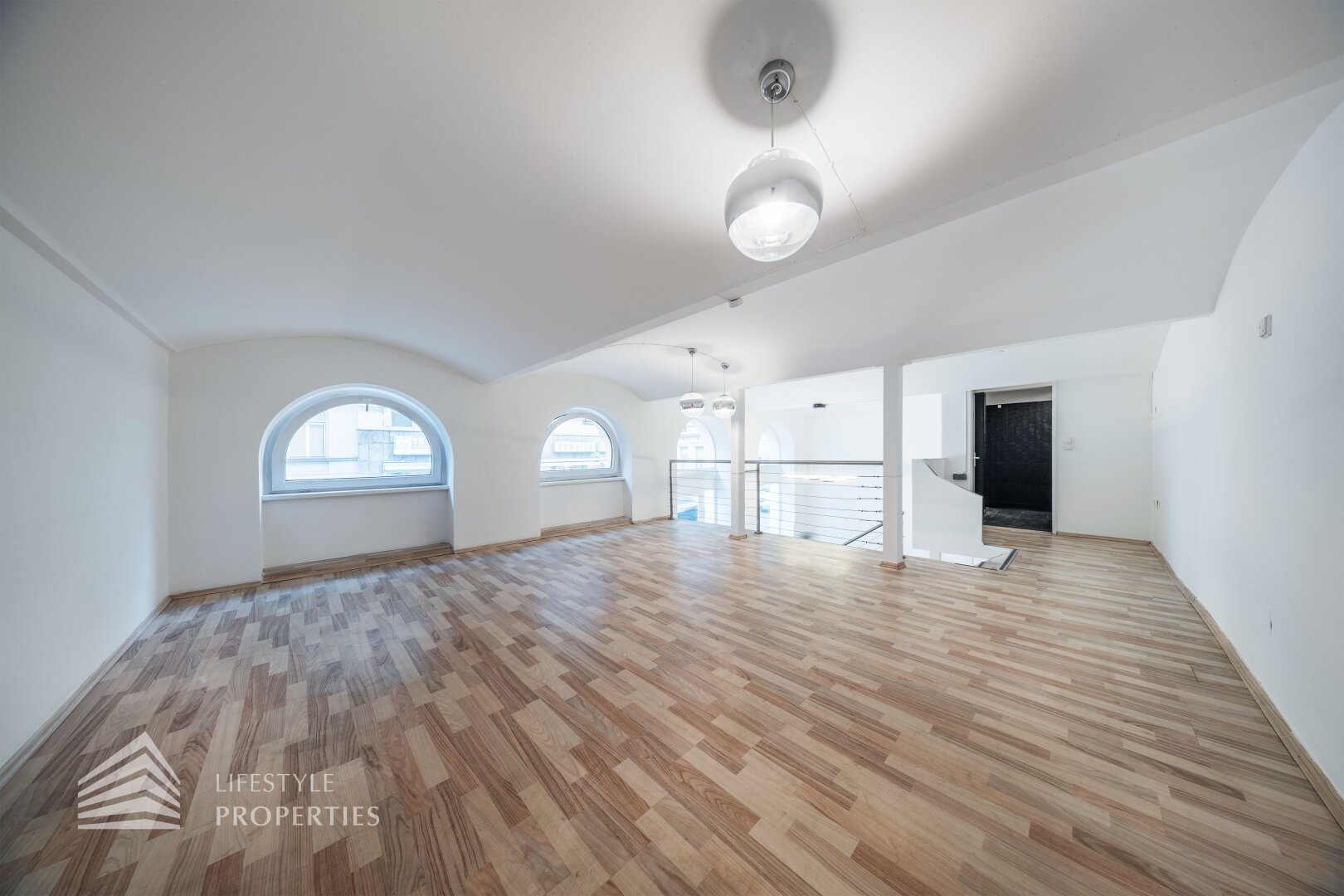 Elegantes Geschäftslokal mit Galerie