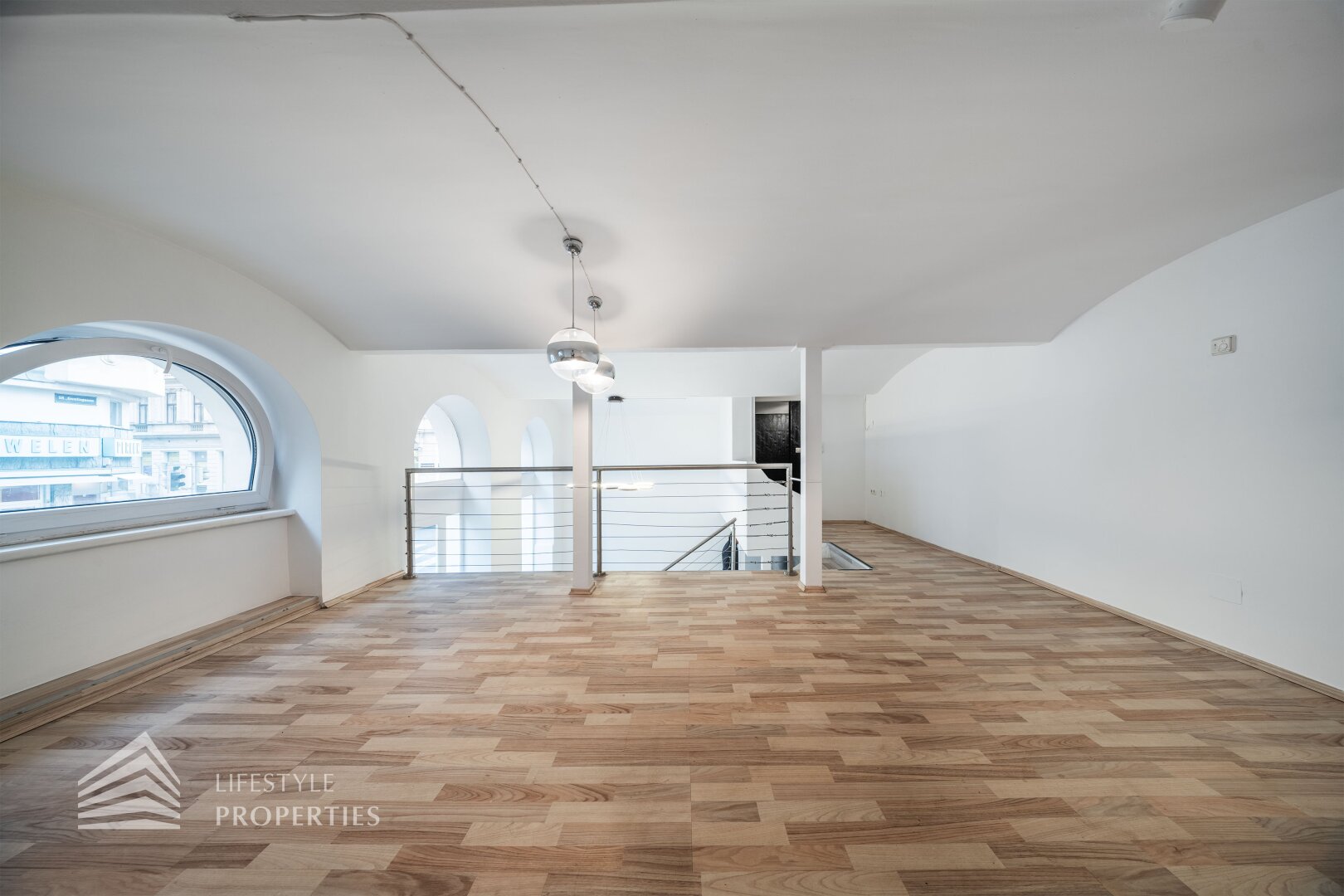 Elegantes Geschäftslokal mit Galerie