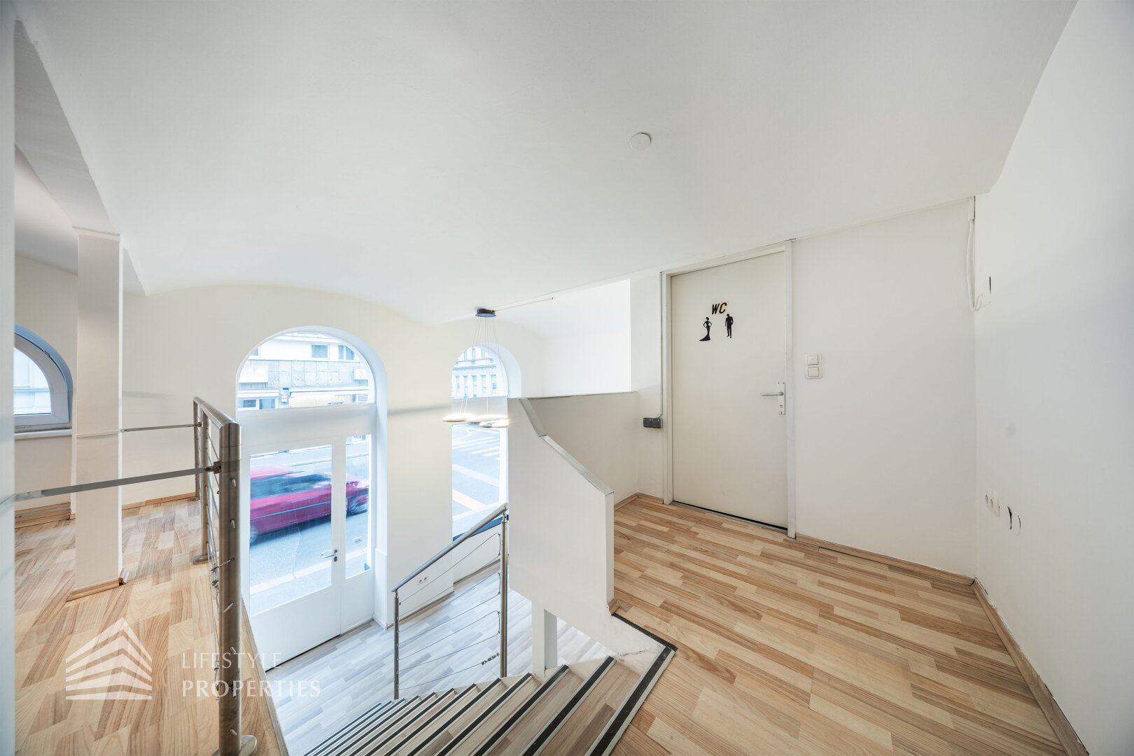 Elegantes Geschäftslokal mit Galerie