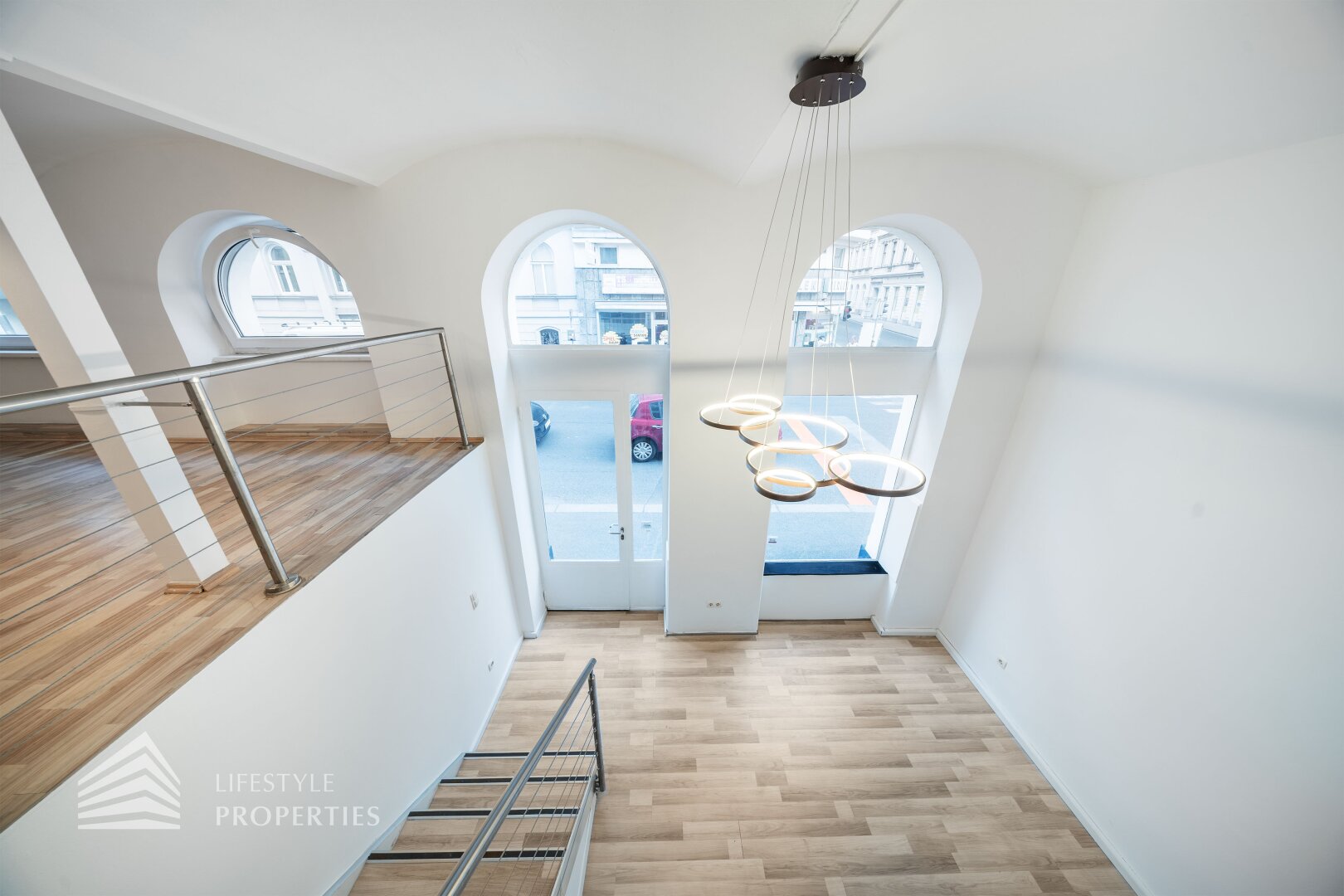 Elegantes Geschäftslokal mit Galerie