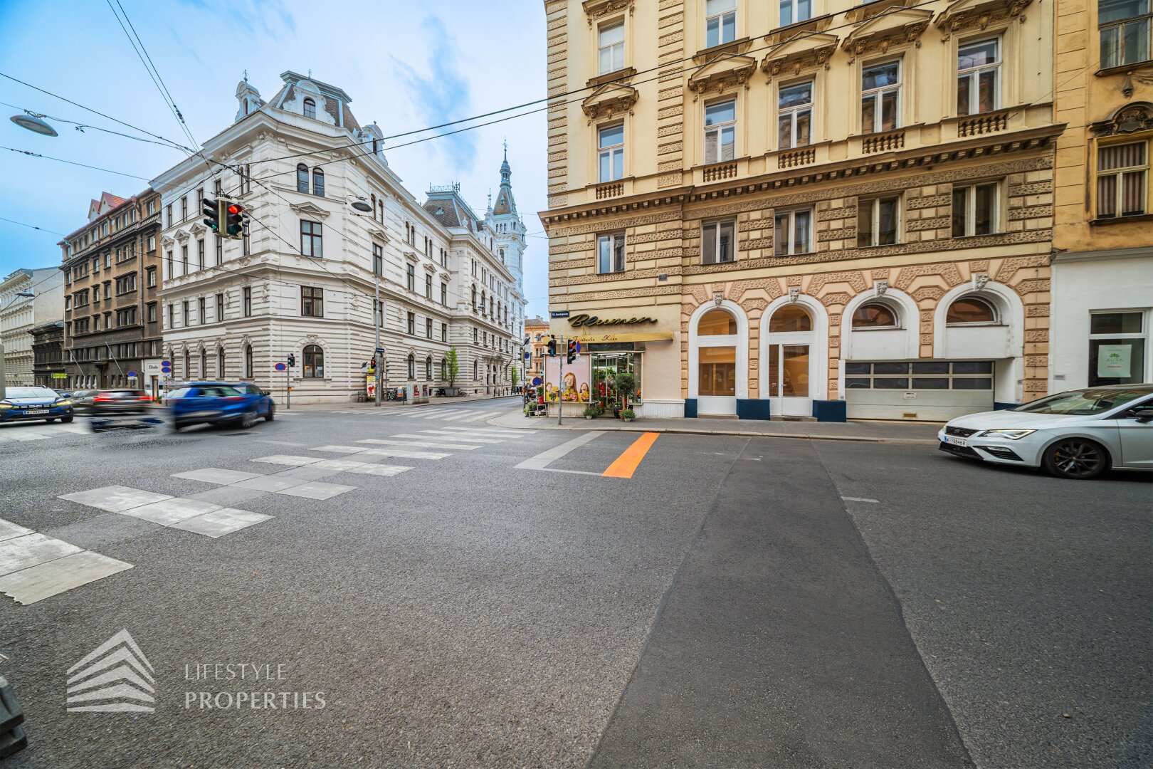 Elegantes Geschäftslokal mit Galerie