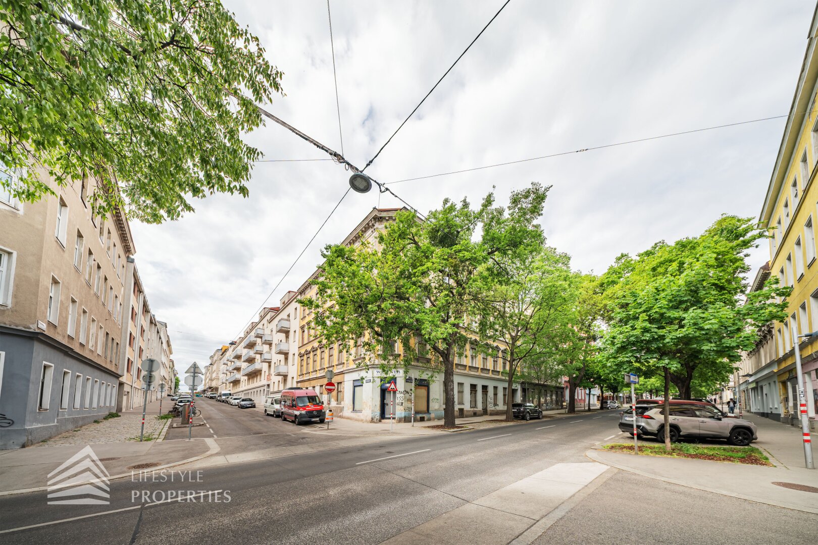 Sanierungsbedürftiges bestandsfreies Zinshaus mit Dachgeschoss, Nähe Thaliastraße