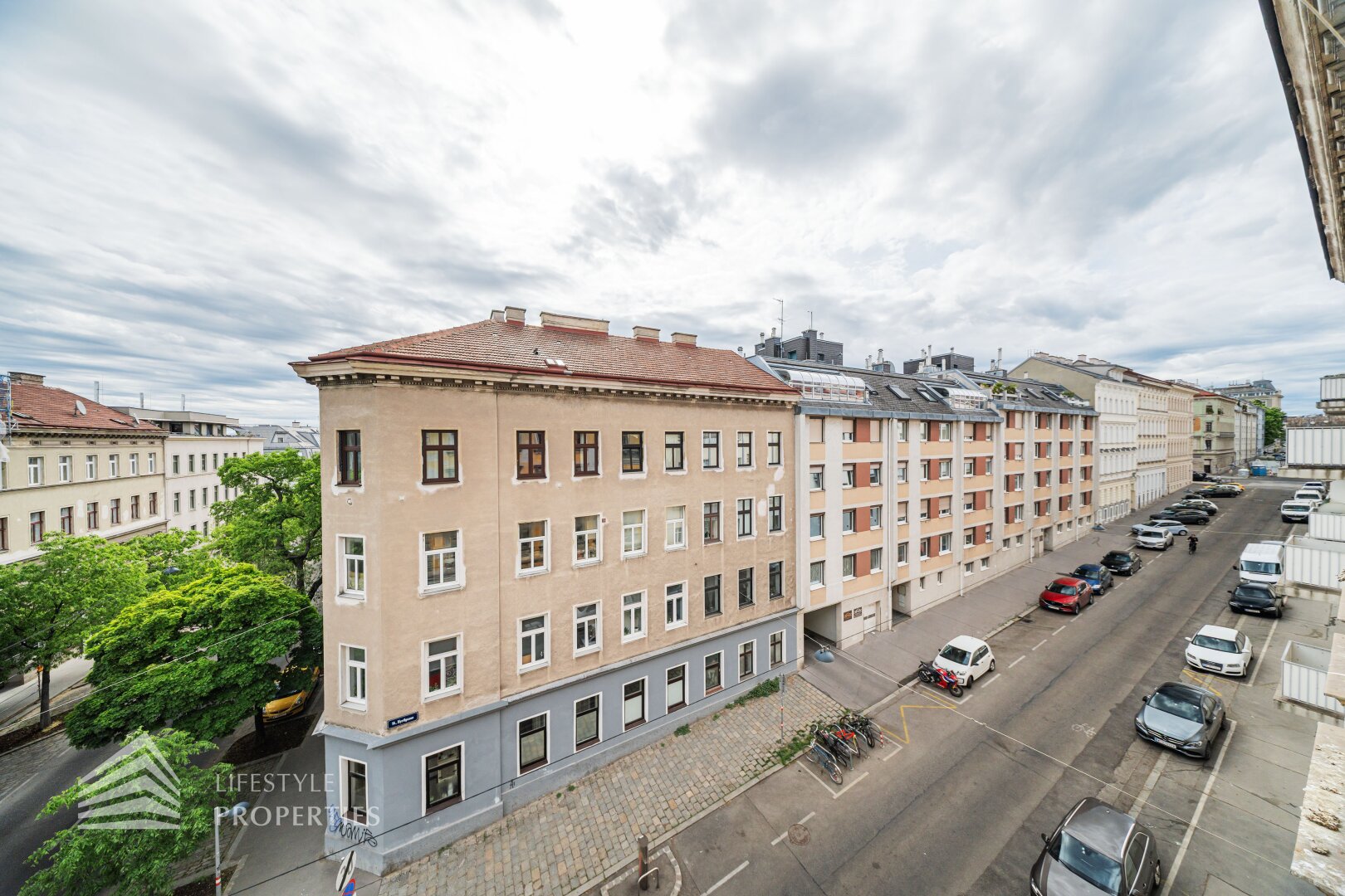 Sanierungsbedürftiges bestandsfreies Zinshaus mit Dachgeschoss, Nähe Thaliastraße