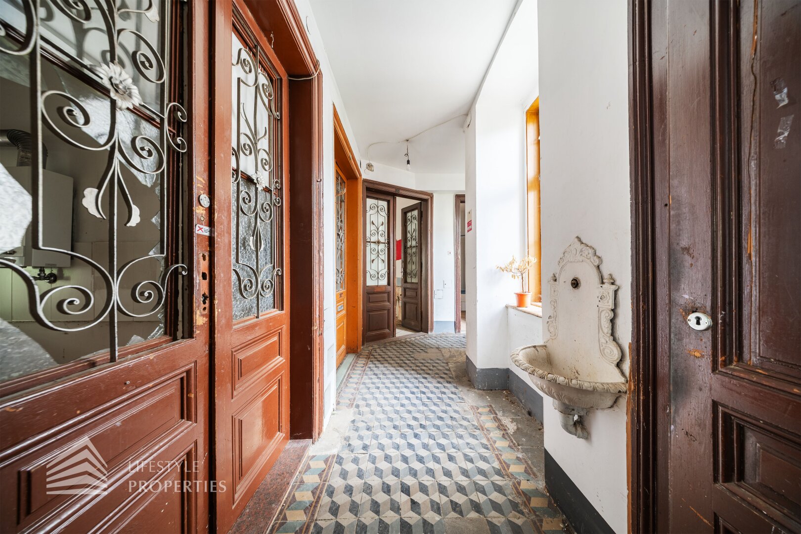 Sanierungsbedürftiges bestandsfreies Zinshaus mit Dachgeschoss, Nähe Thaliastraße